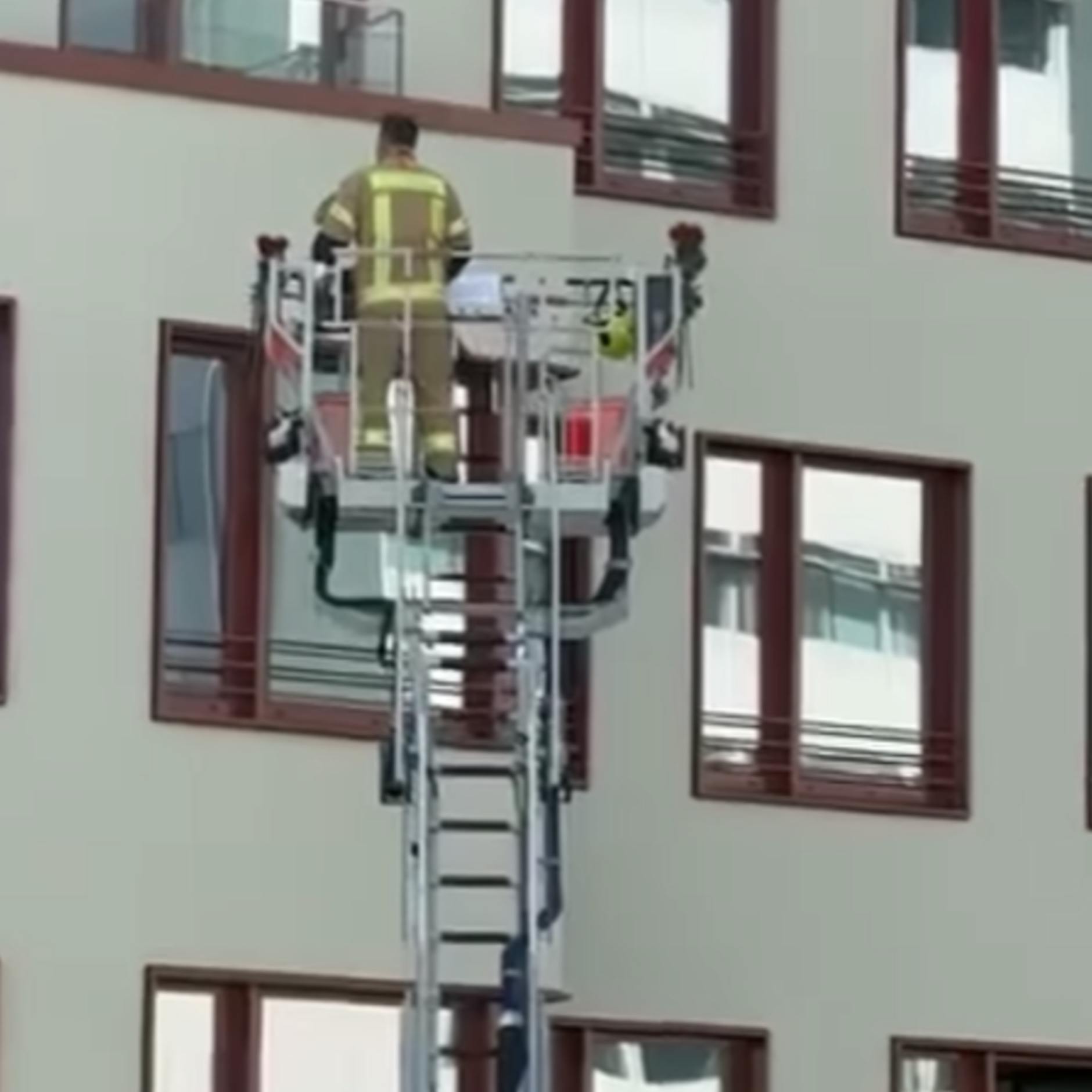 Verliebter Berliner Feuerwehrmann macht Antrag – das Netz feiert ihn!