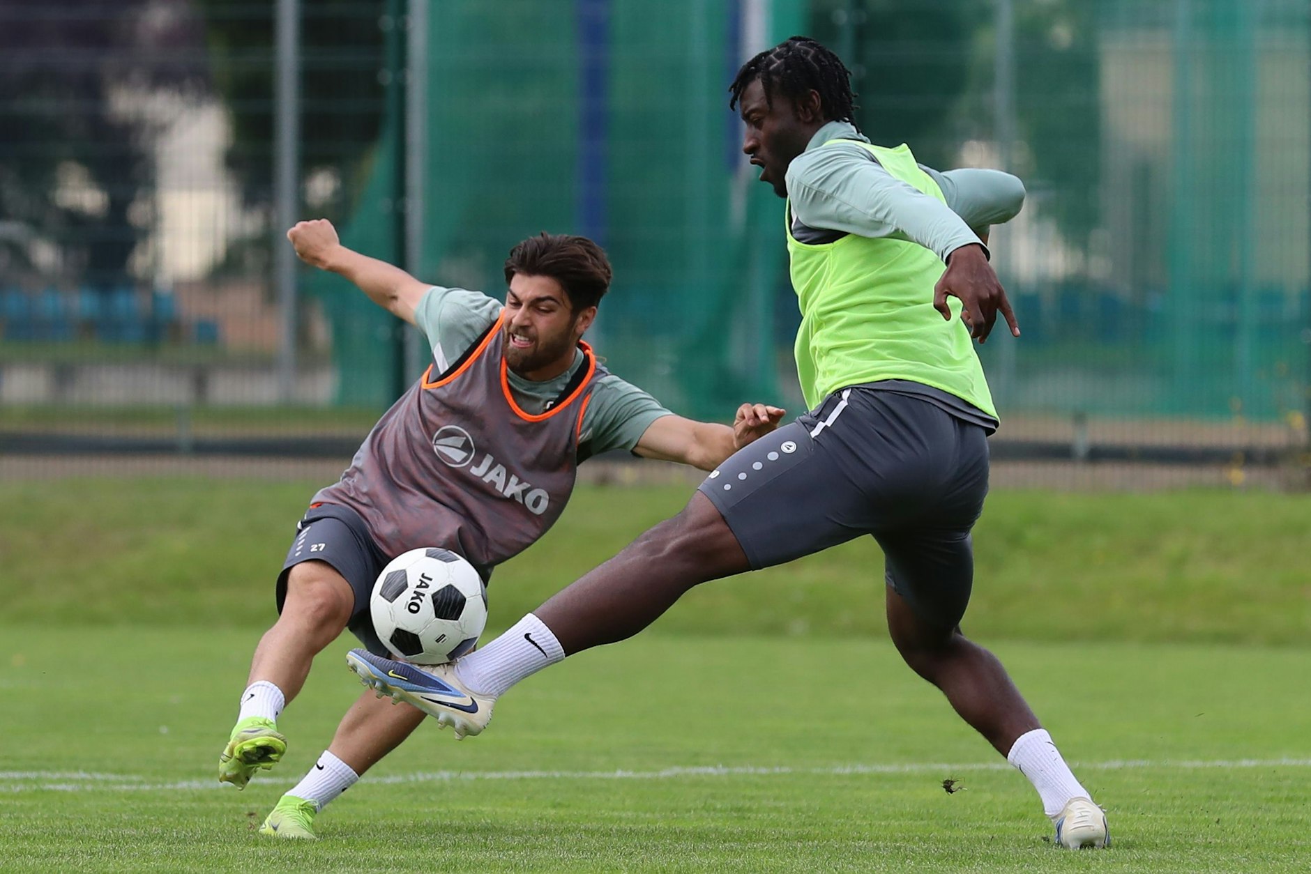 Enrique Pereira da Silva (l.) und Larry Oellers sind zwar zurück im Mannschaftstraining des BFC Dynamo, aber Pereira hat in dieser Saison noch keine Minute Regionalliga gespielt.