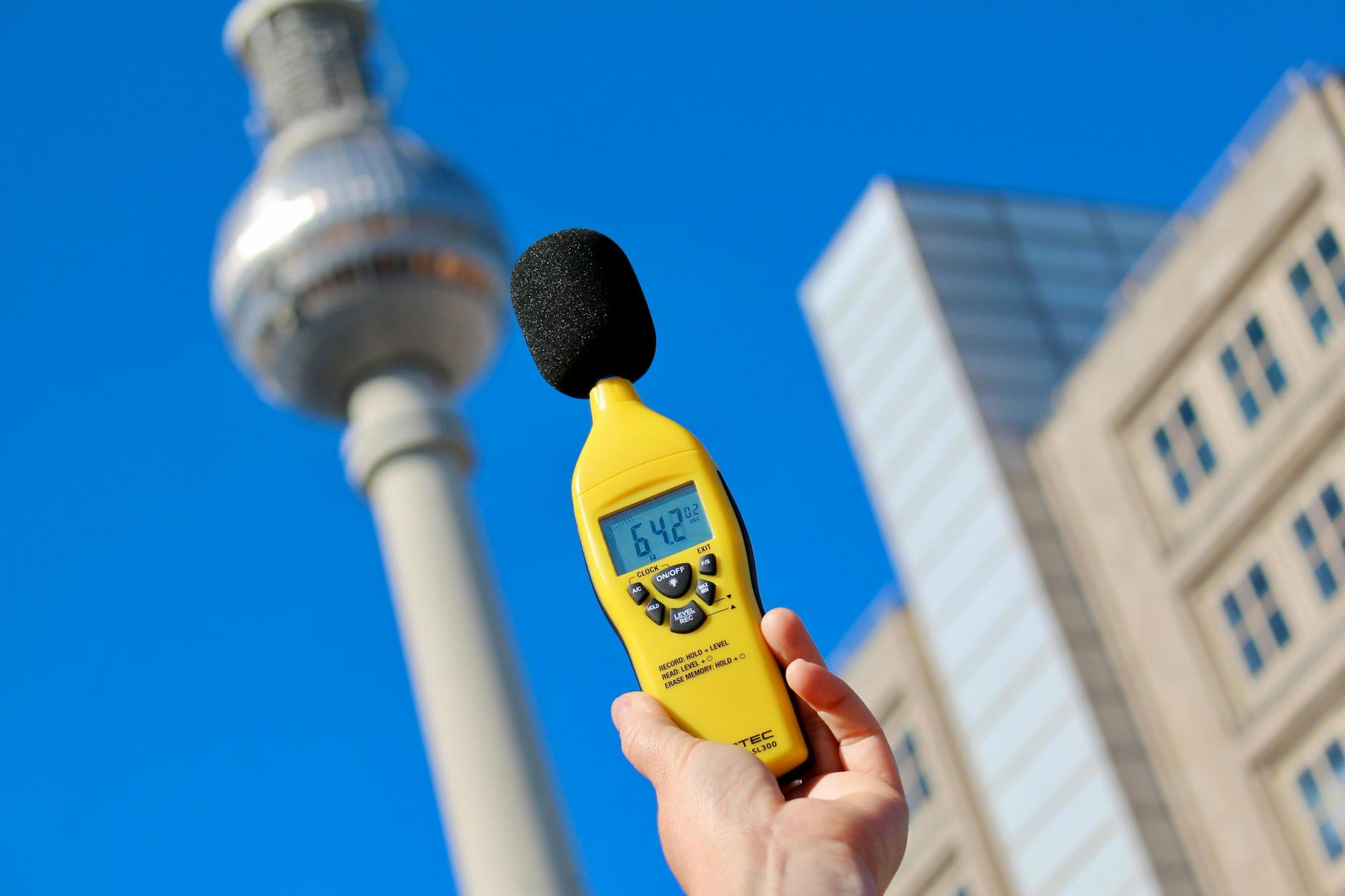 Warntag in Berlin: Am Alexanderplatz ertönte eine Sirene mit 64,2 Dezibel.