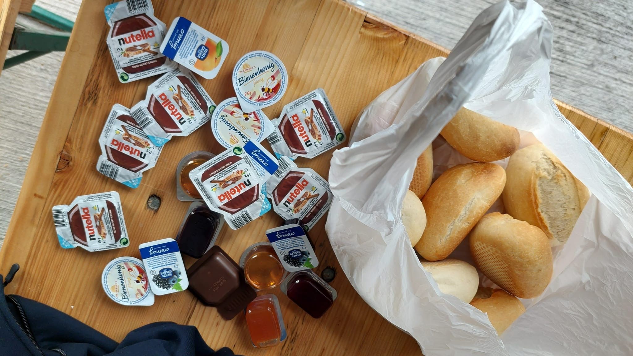 Einsatzkräfte wütend: „Acht Brötchen für zehn Feuerwehrmänner – das geht gar nicht!“