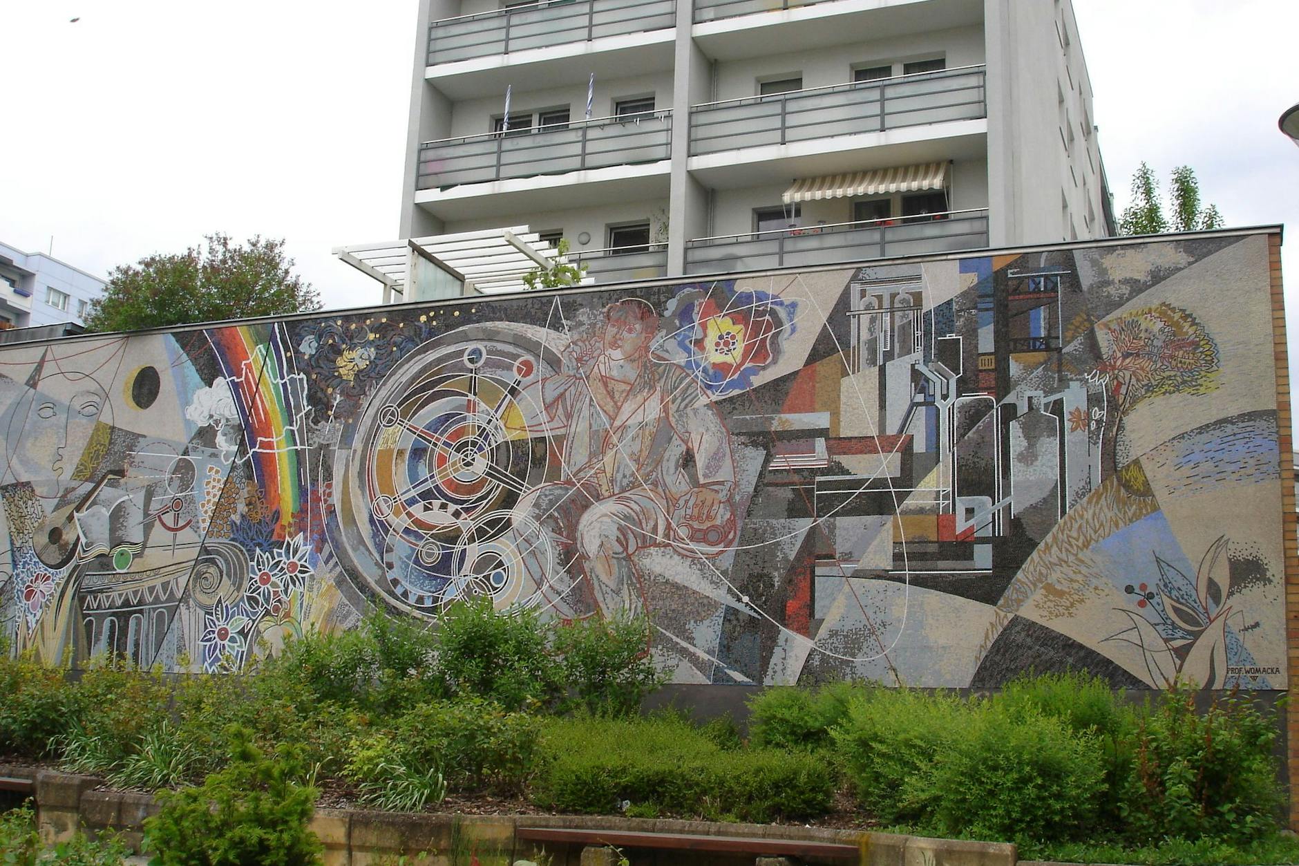 17 Meter langer Glaube an die moderne Zukunft vor Hochhaus: Womackas „Arbeit für das Glück des Menschen“, 1988/89