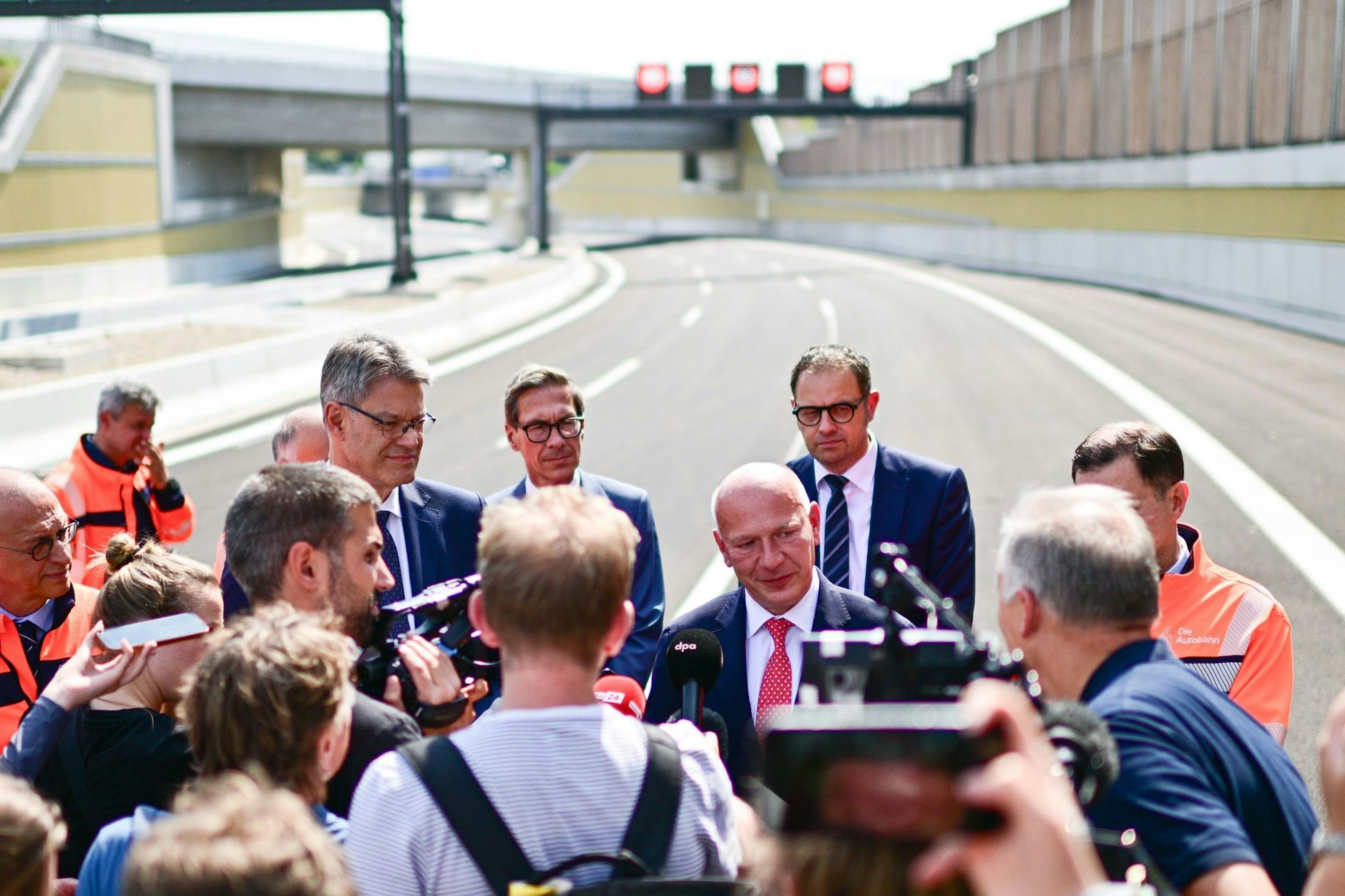 Kai Wegner, Regierender Bürgermeister von Berlin, bei einem Termin zur Eröffnung des Autobahnstücks.