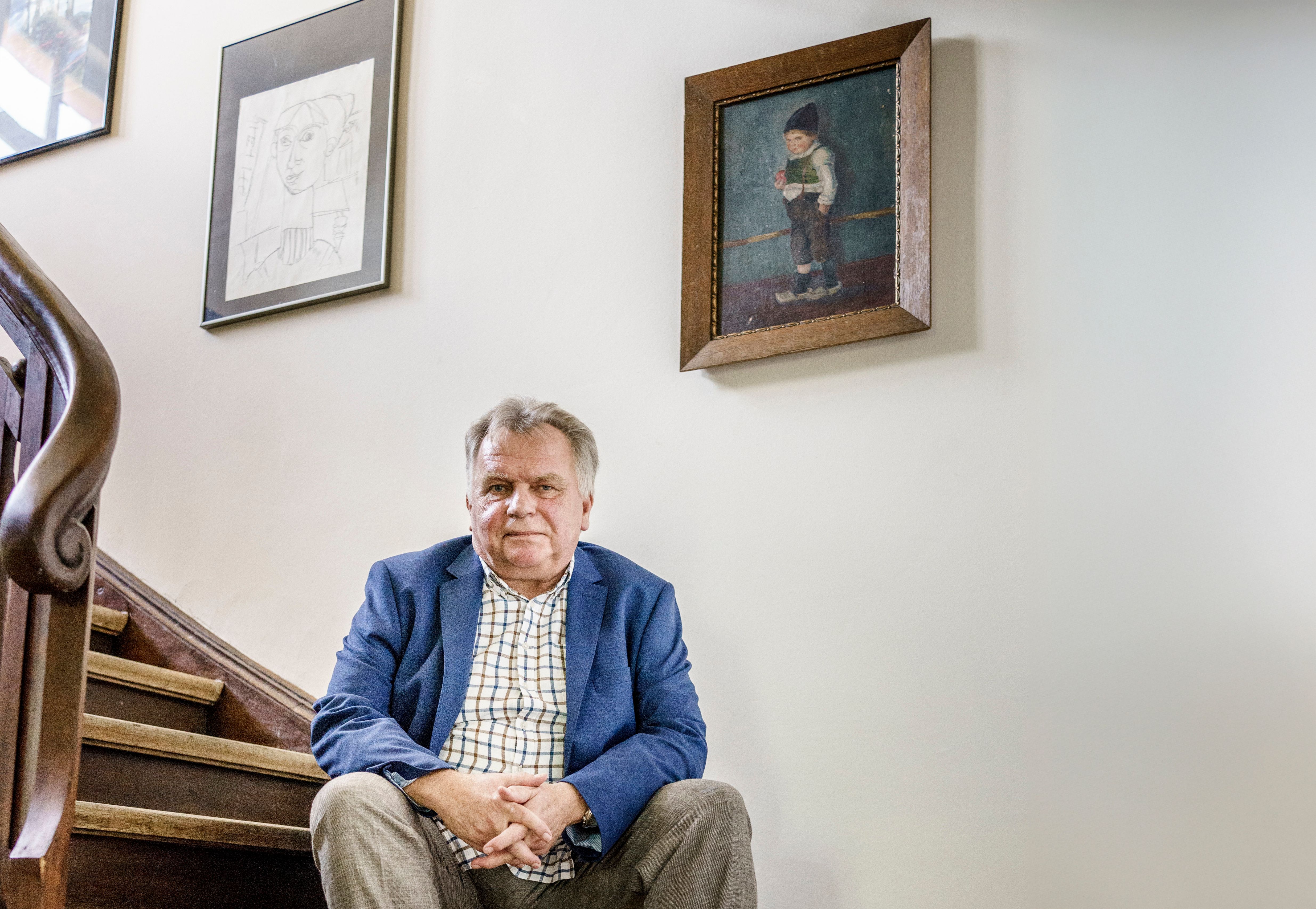 Im Bademantel an der Haustür: Ex-Minister Günther Krause flieht vor dem Gerichtsvollzieher