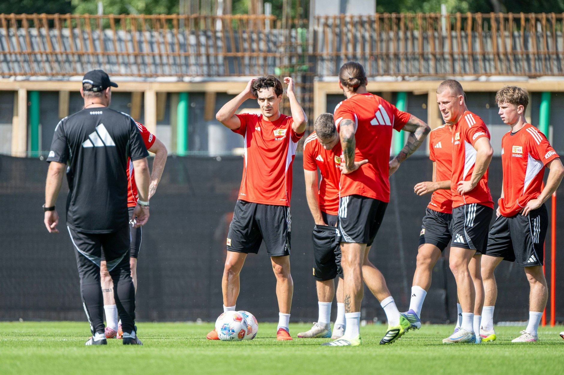 Ein fast in Vergessenheit geratenes Bild beim 1. FC Union Berlin: Diogo Leite (2.v.l.) nahm in dieser Woche am Mannschaftstraining von Trainer Steffen Baumgart teil.