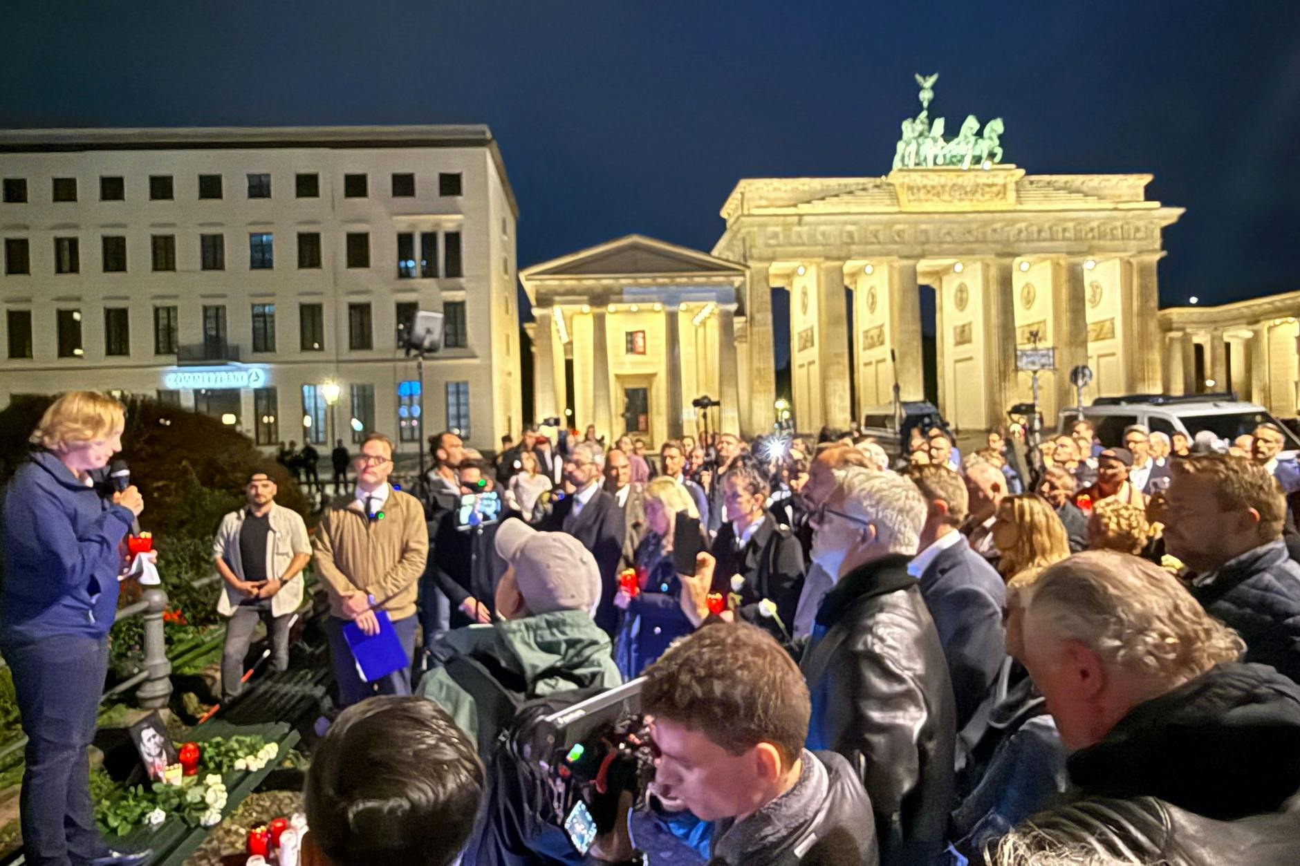 Zwischen Brandenburger Tor und US-Botschaft versammeln sich einige Dutzend Menschen in Gedenken an den erschossenen US-Aktivisten Charlie Kirk.