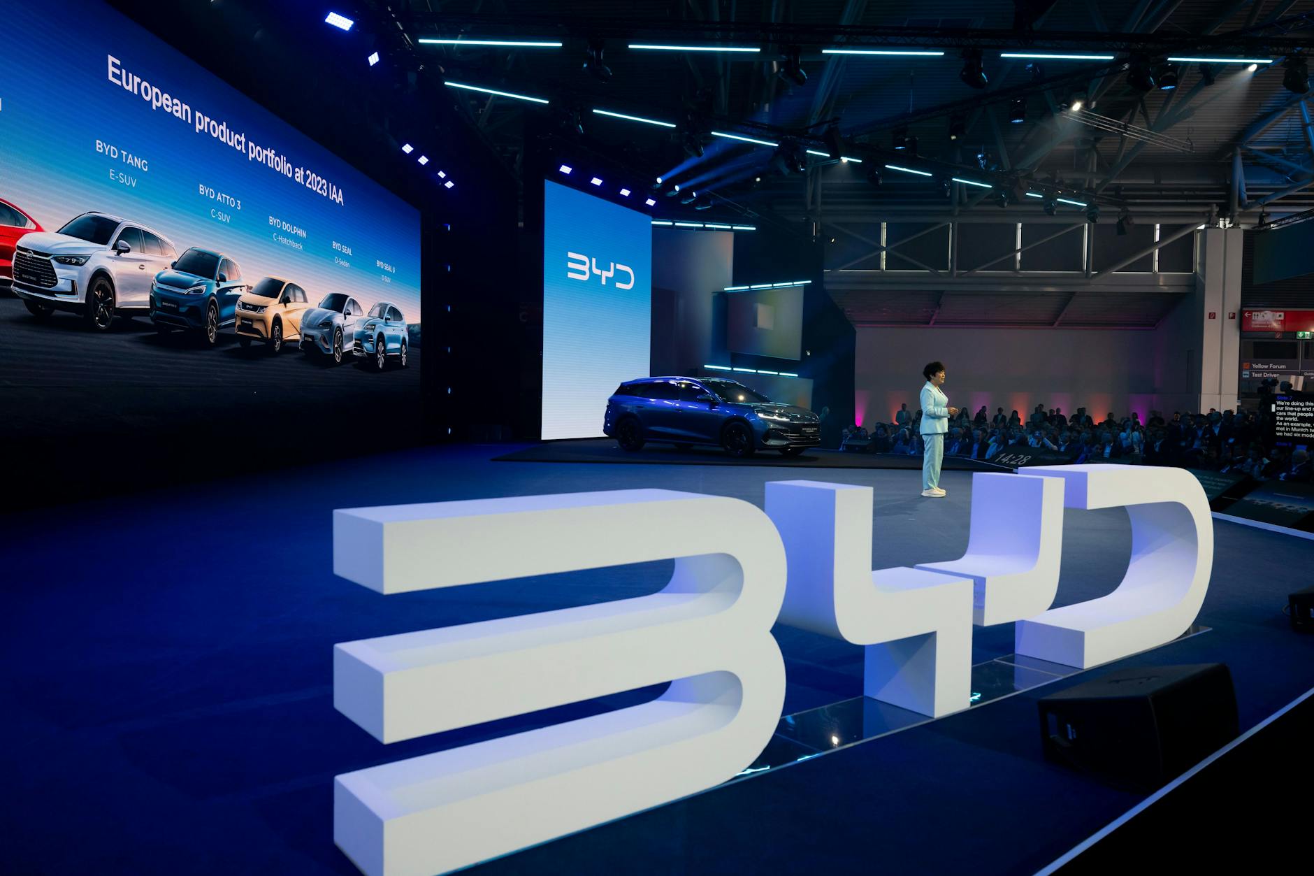 Stella Li, Vizepräsidentin von BYD, auf einer Pressekonferenz bei der IAA 2025 in München.