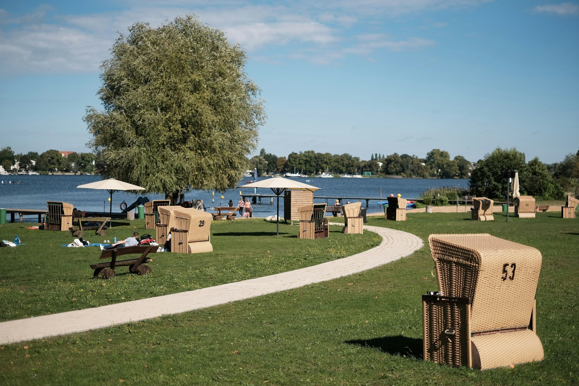 Mit Strandkörben so hell wie Stroh: Stadtbad im Park Babelsberg