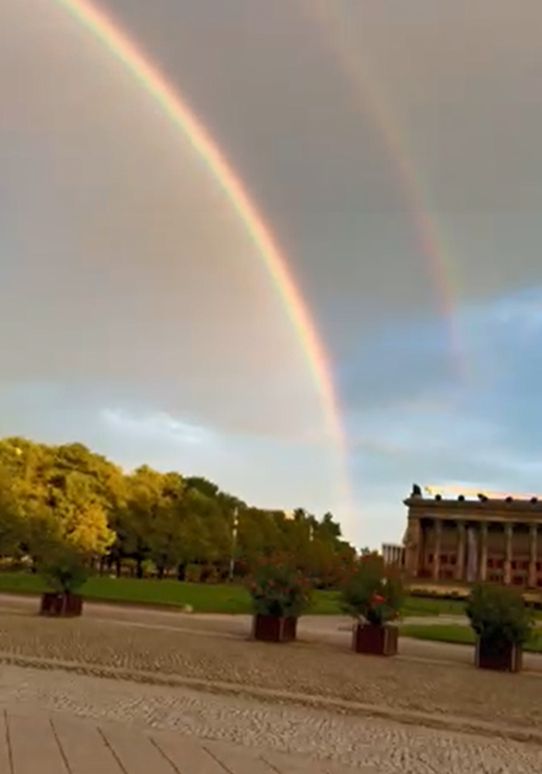Naturschauspiel: Bunt geschmückter Morgenhimmel über Berlin!