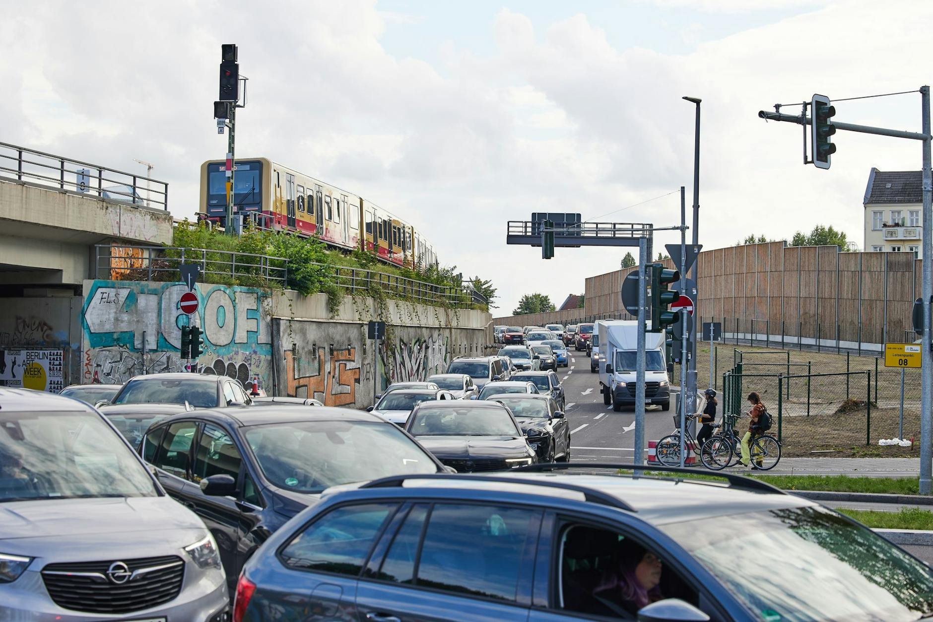 Auf dem 16. Abschnitt der A100 staut sich der Autoverkehr an der Ausfahrt Treptower Park.