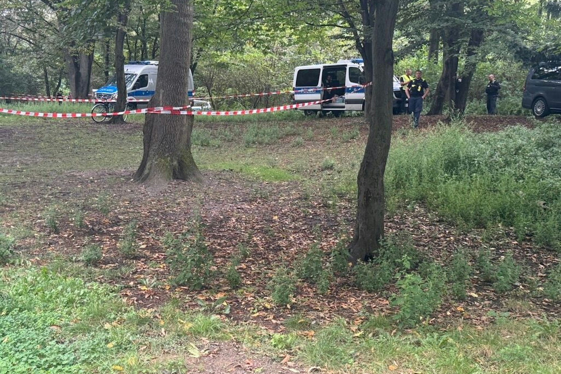 Die Polizei ist im Volkspark Humboldthain im Einsatz.