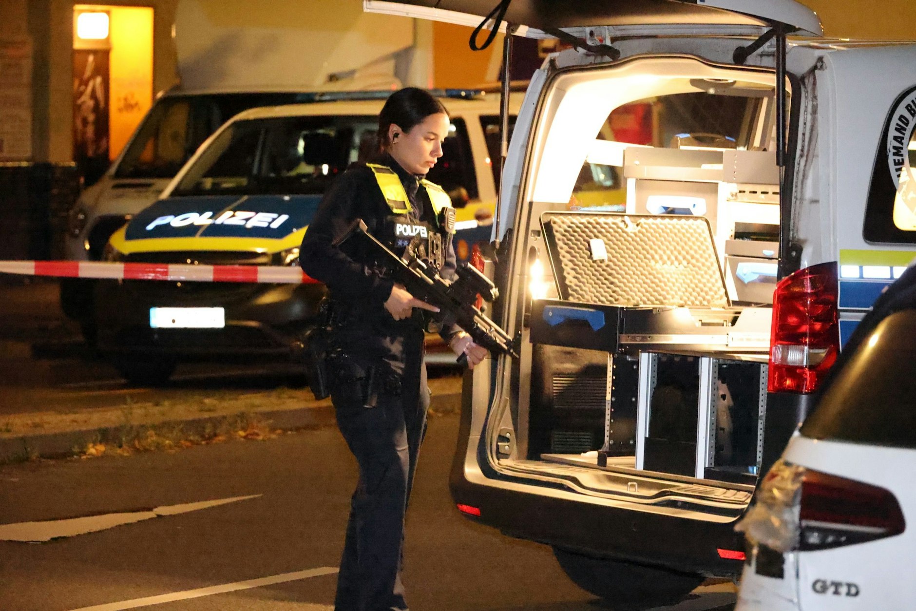 Auch diese schwerbewaffnete Polizistin war am Café in Berlin-Neukölln im Einsatz.