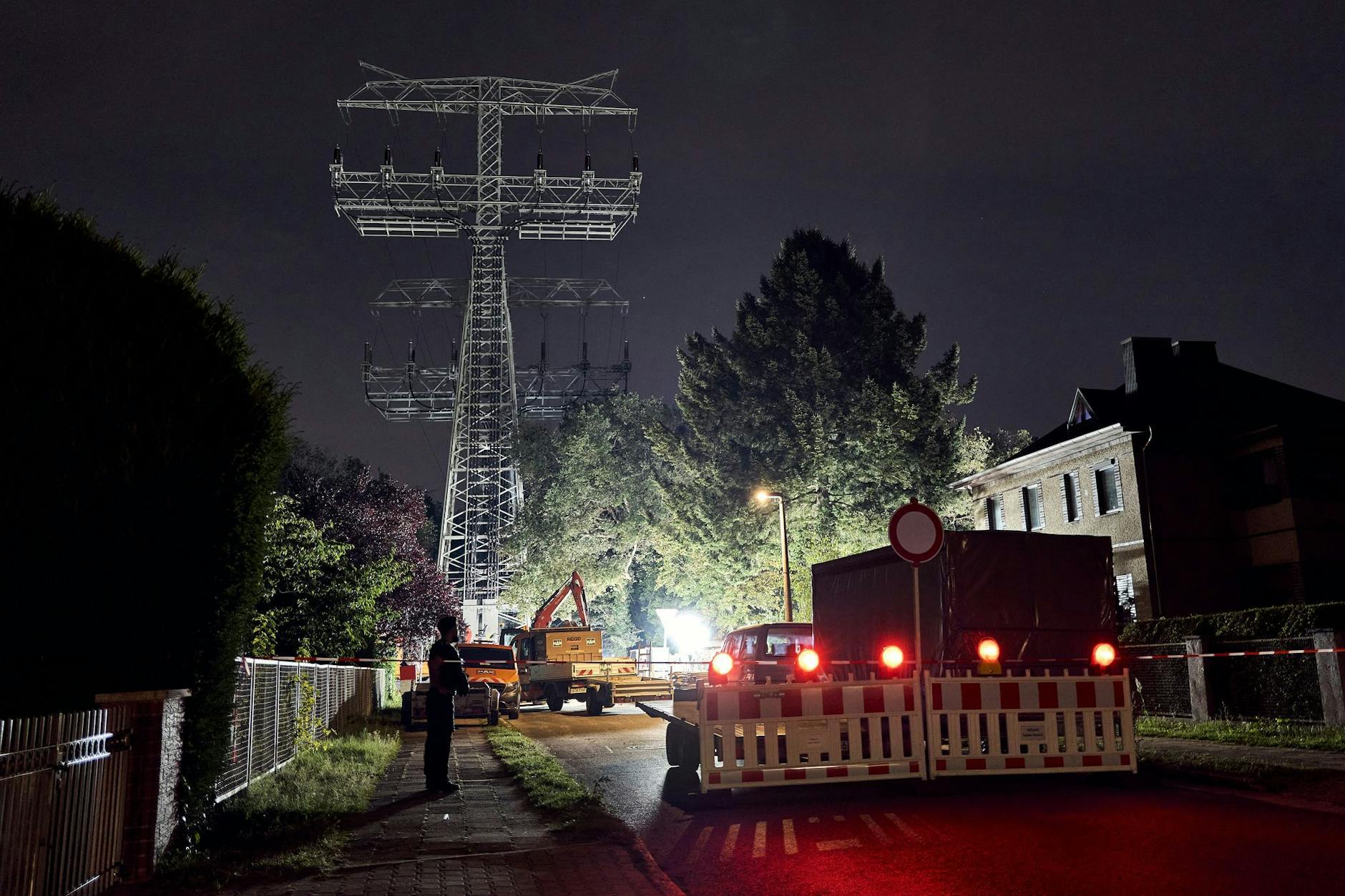 Drei Tage lang dauerten die Reparaturarbeiten an einem der beschädigten Strommasten. Rund 43.000 Haushalte und 3000 Firmen waren betroffen.