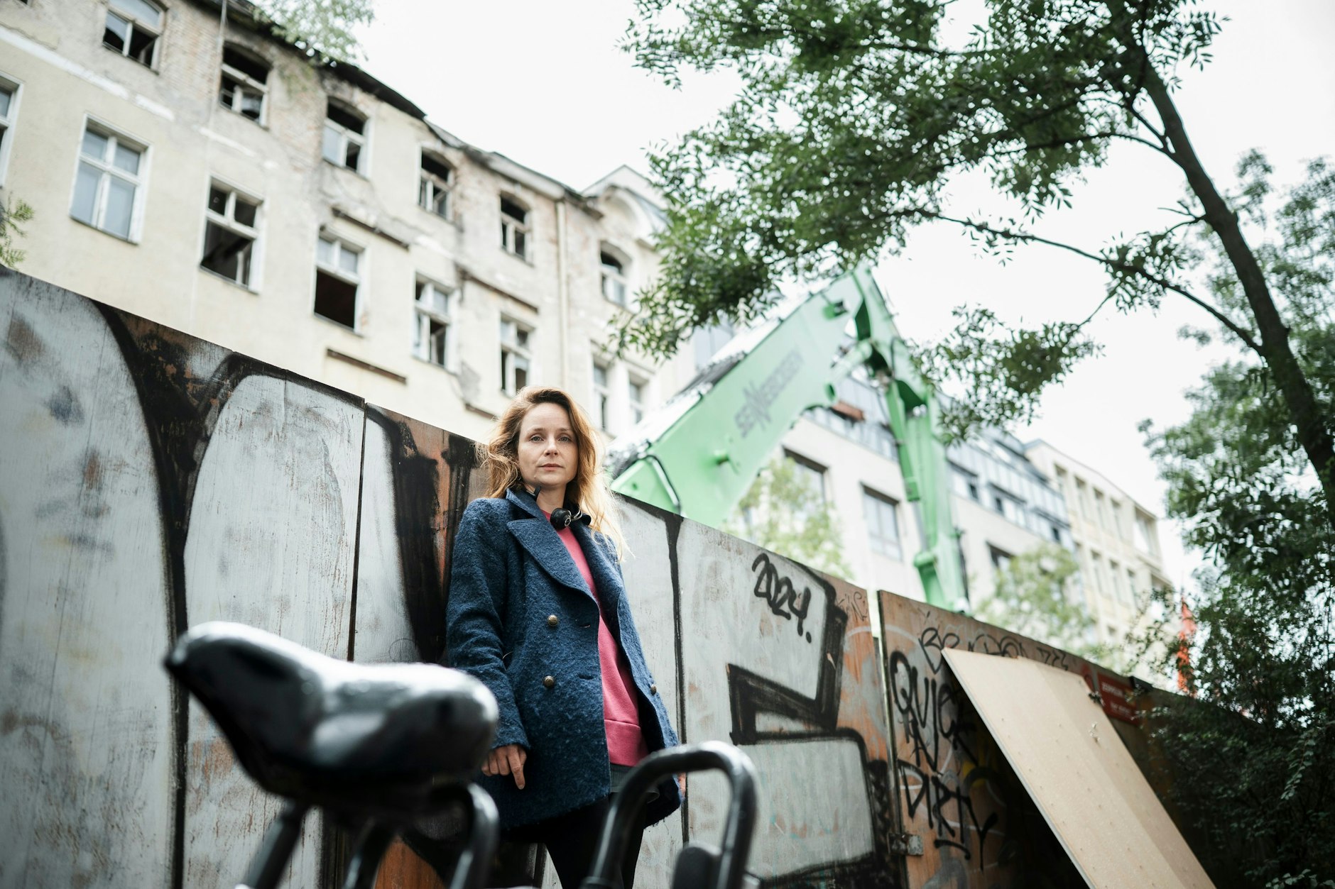 Der Abriss der seit 2017 einsturzgefährdeten Immobilie in der Burgsdorfstraße 1 in Berlin-Wedding hat sich immer wieder verzögert, zuletzt wegen des Schutzes brütender Vögel. Die Theaterschauspielerin Wiebke Mollenhauer setzt sich für den Schutz und die Rettung der Tiere ein.