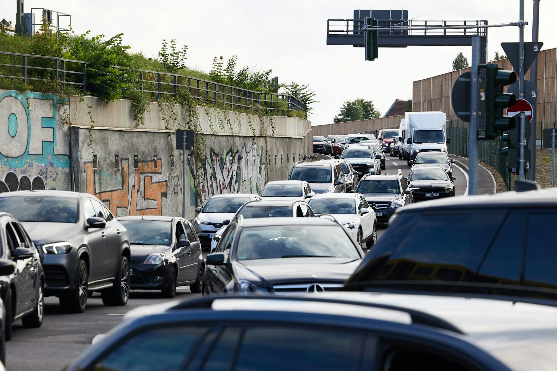 Während einer Demonstration gegen den 16. Abschnitt der A100 stauen sich Autos&nbsp; an der Ausfahrt Am Treptower Park. In der Nacht zu Sonnabend soll die Verkehrsführung geändert werden.