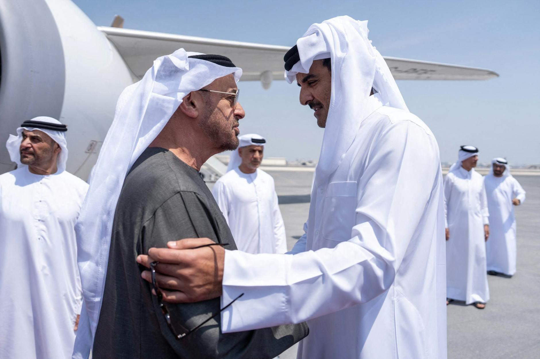 Katars Emir Mohammed bin Abdulrahman al-Thani (r.) und der Präsident der Vereinigten Arabischen Emirate, Scheich Mohammed bin Zayed al-Nahyan, am Donnerstag in Doha.