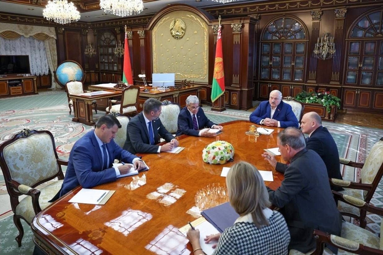 Am Donnerstag war der als Trump-Gesandter agierende Anwalt John Coale nach Minsk gereist und hatte Lukaschenko ein persönliches Schreiben Trumps überreicht.