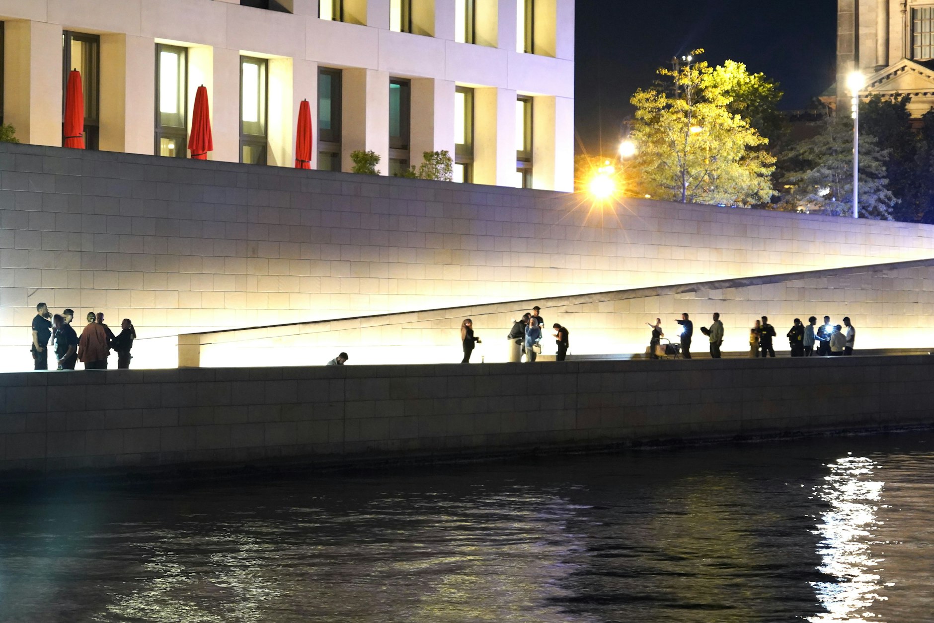 Polizisten ermitteln nach der Schlägerei am Humboldt Forum.