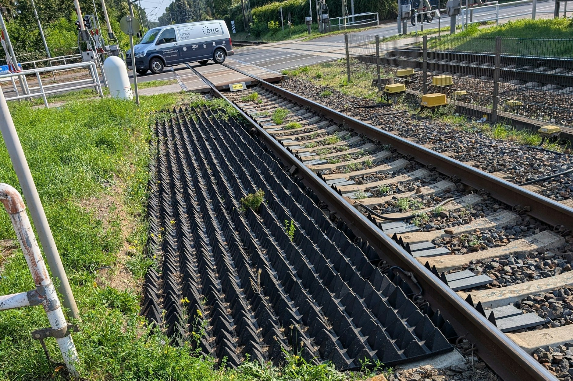 Kein Durchgang: Gumminoppenmatten am Bahnhof Potsdam Medienstadt Babelsberg unterstreichen das Verbot. Auch in Bestensee (Dahme-Spreewald) gibt es sie.