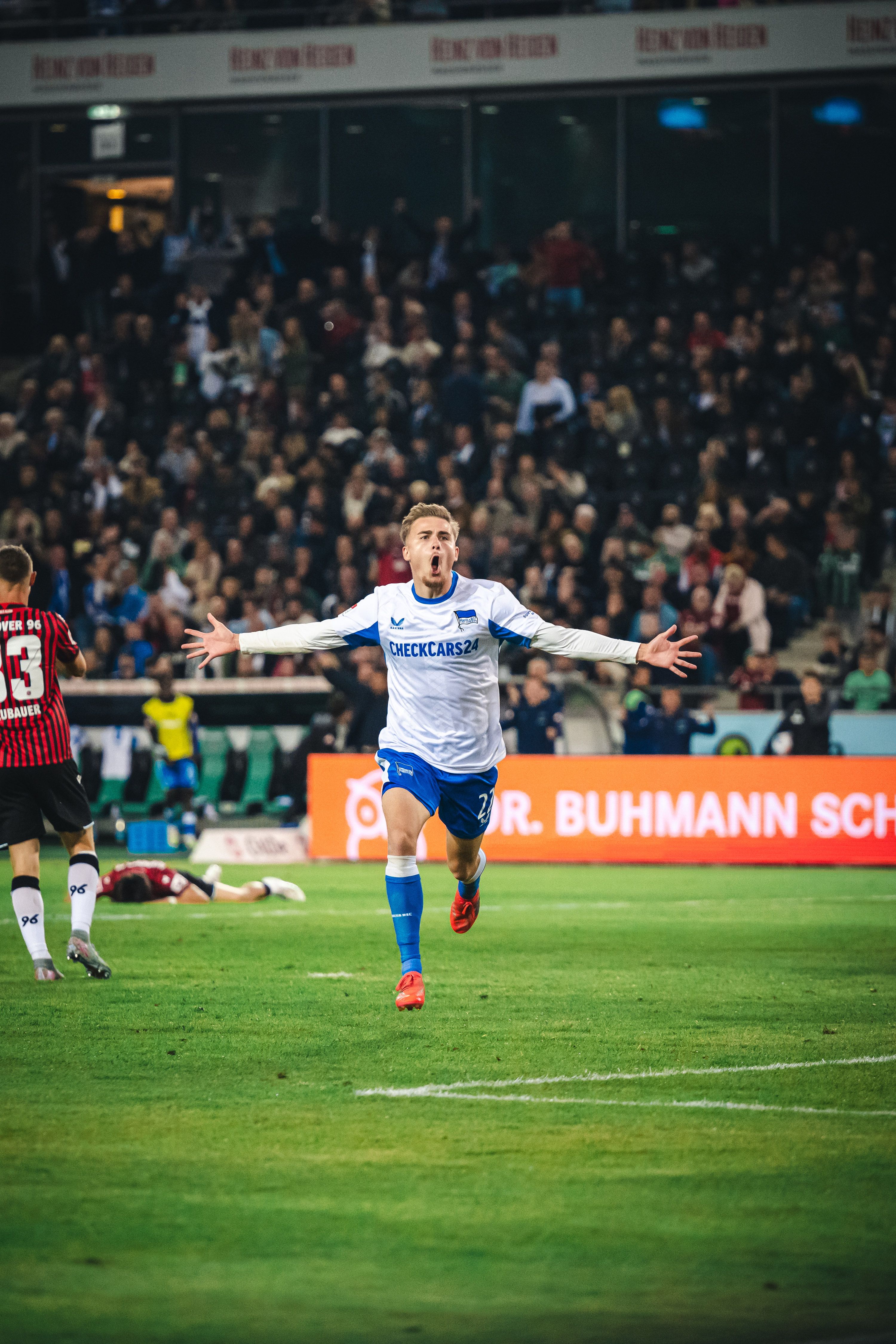 1. Sieg der Zweitliga-Saison: Hertha BSC geht in Hannover ein Licht auf