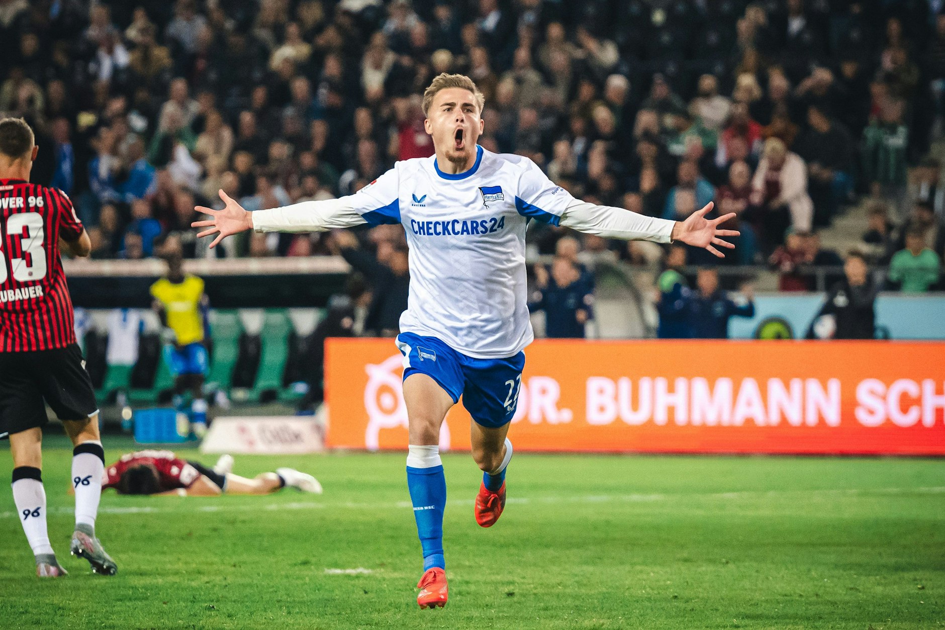 Marten Winkler möchte nach seinem 1:0 für Hertha BSC die blau-weiße Welt in die Arme schließen.