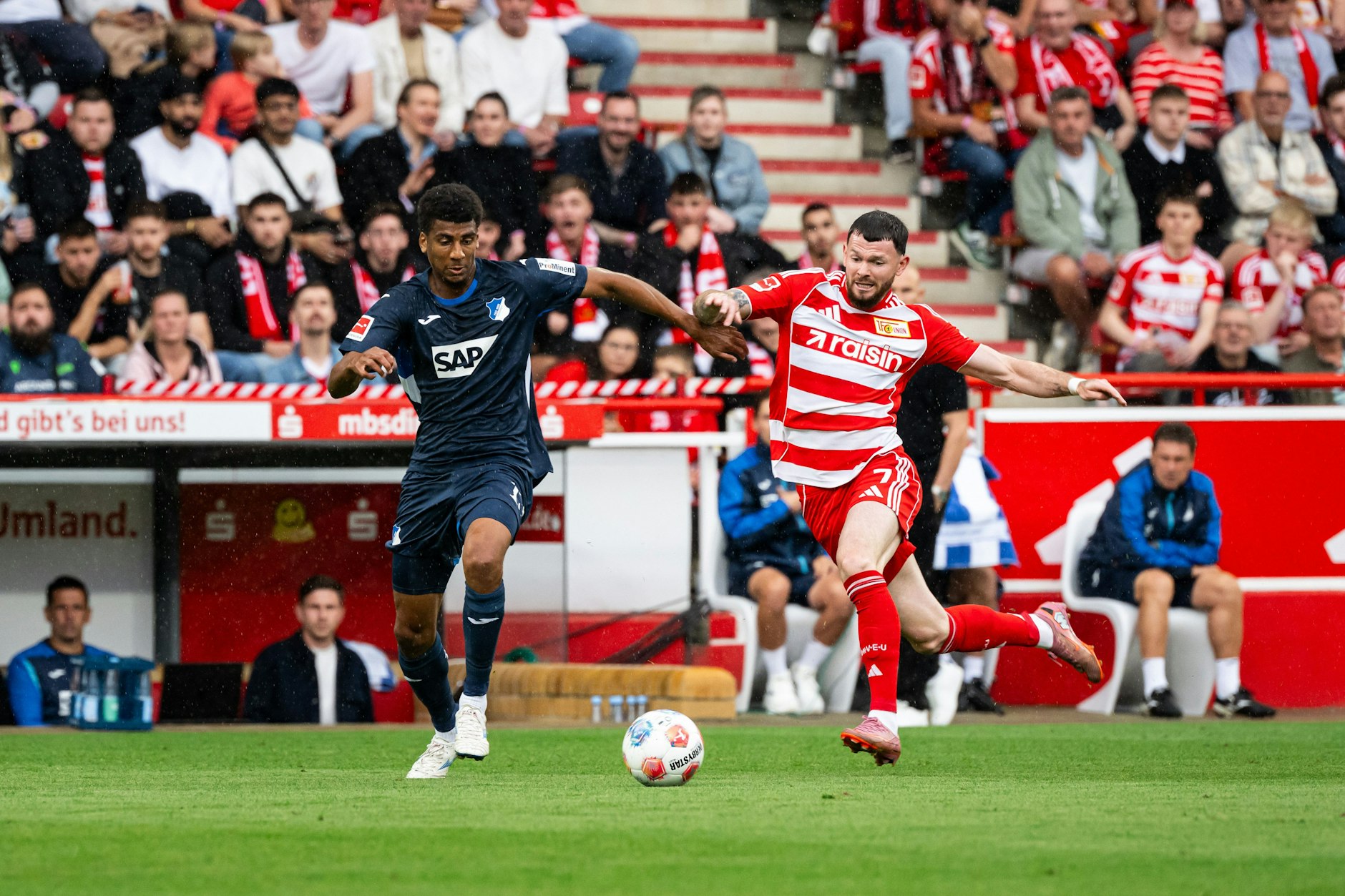 Oliver Burke (r.) sorgte bei seinem Startelf-Debüt für den 1. FC Union Berlin für eine klare Belebung der Offensive.