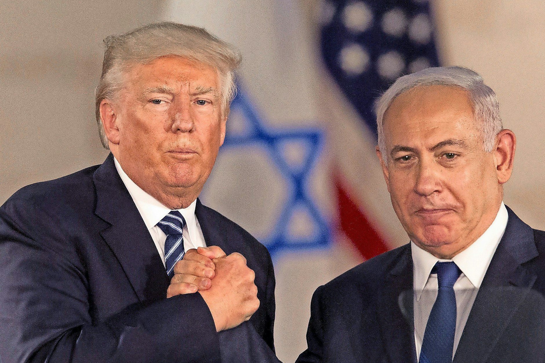 ARCHIV - 23.05.2017, Israel, Jerusalem: Donald Trump (l), Präsident der USA, und Benjamin Netanjahu, Ministerpräsident von Israel, reichen sich im Israel Museum die Hand.