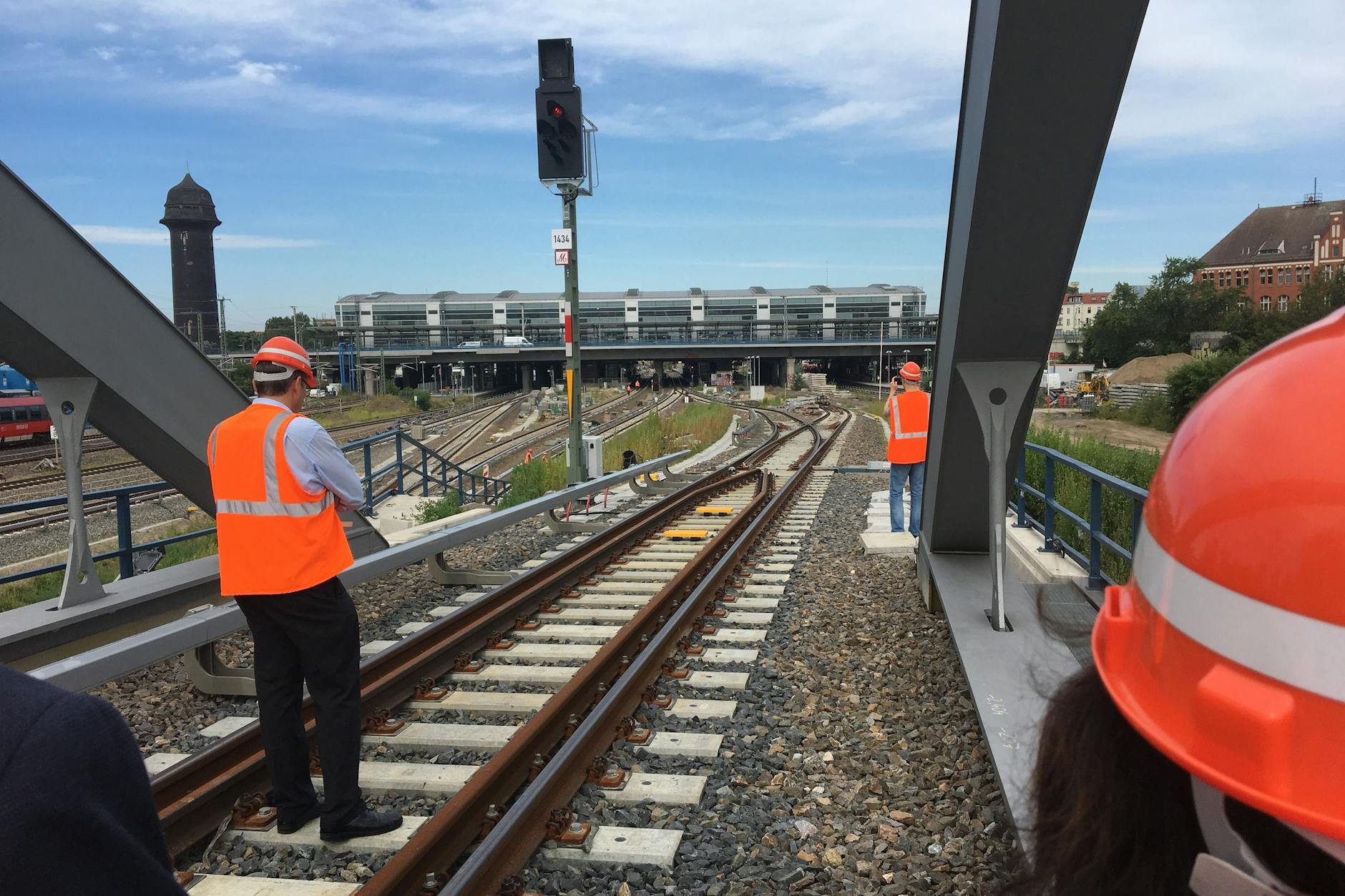 Menschen sind auf Berliner S-Bahn-Gleisen unterwegs: Bei diesem Medientermin am Bahnhof Ostkreuz ist es erlaubt – normalerweise jedoch nicht. Schließlich droht dort Lebensgefahr.