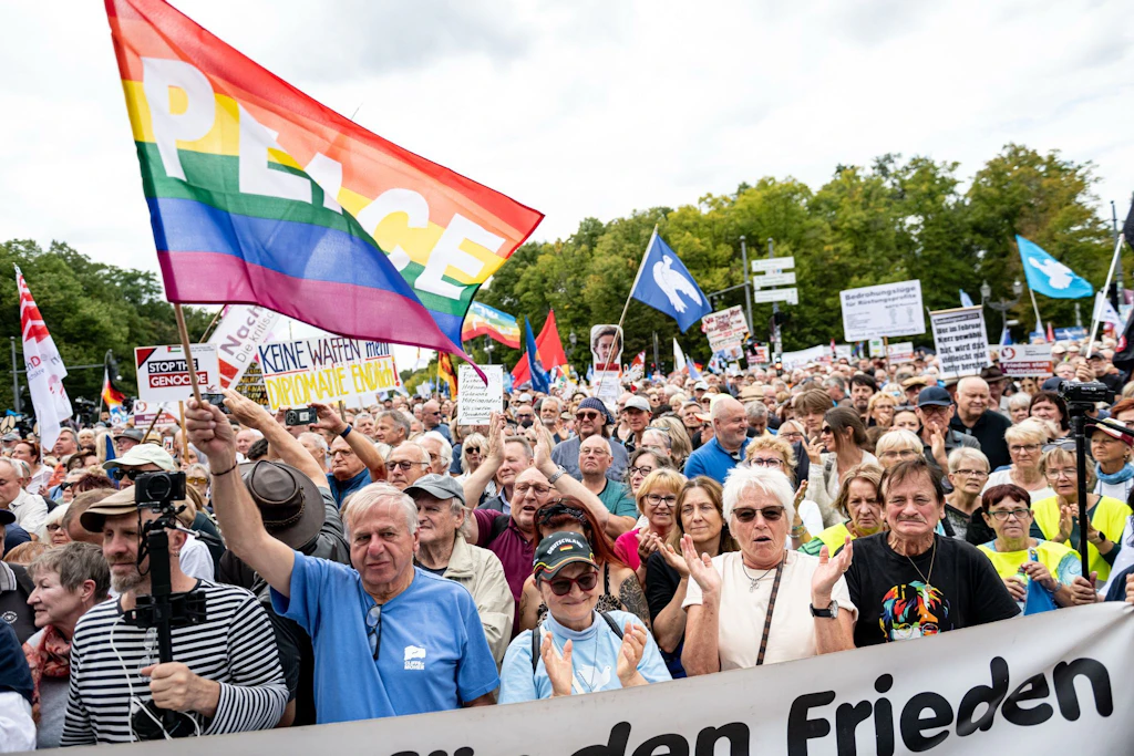 Friedenstauben und Palästina-Flaggen: Tausende bei Gaza-Demo in Berlin