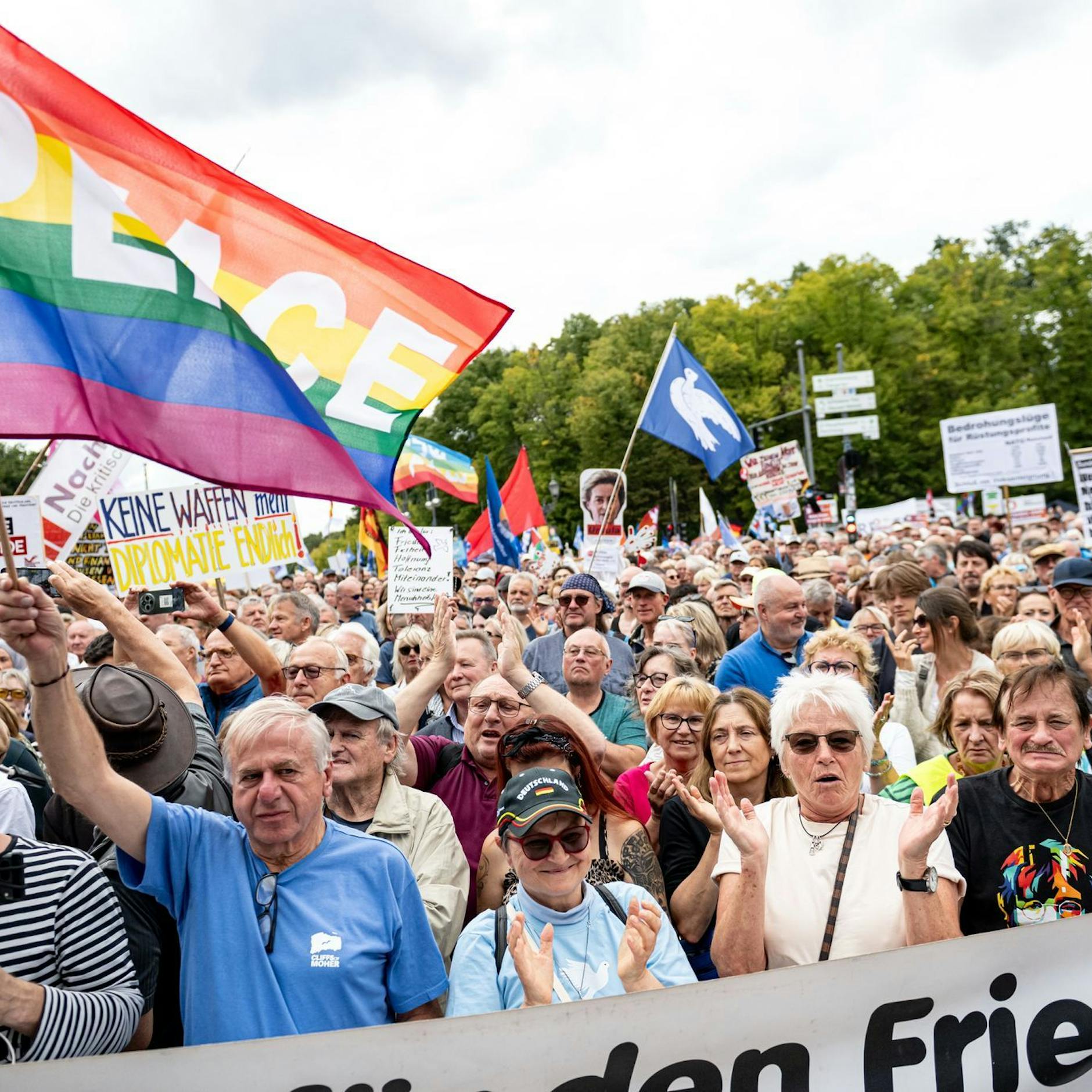 Image - Friedenstauben und Palästina-Flaggen: Tausende bei Gaza-Demo in Berlin