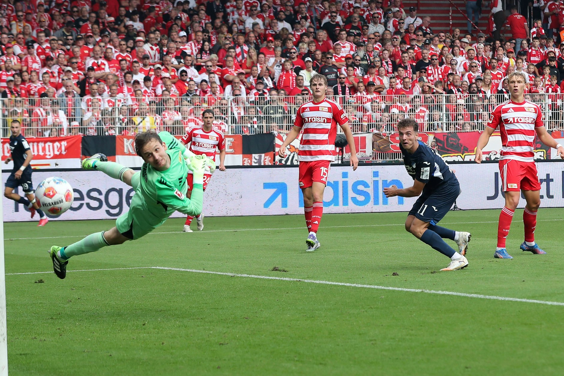 Hoffenheims Fisnik Asllani erzielt das Tor zum 0:2 gegen Torwart Frederik Rönnow vom 1. FC Union.