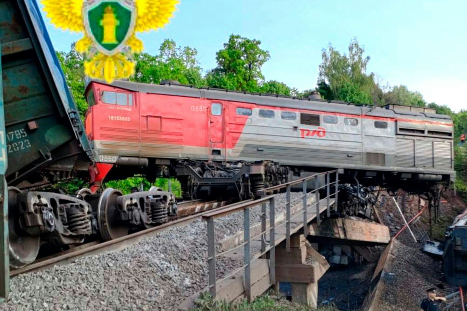 Das Archivfoto vom 1. Juni 2025 zeigt eine beschädigte Brücke nach dem Absturz eines Güterzugs in der russischen Region Kursk, die an die Ukraine grenzt.