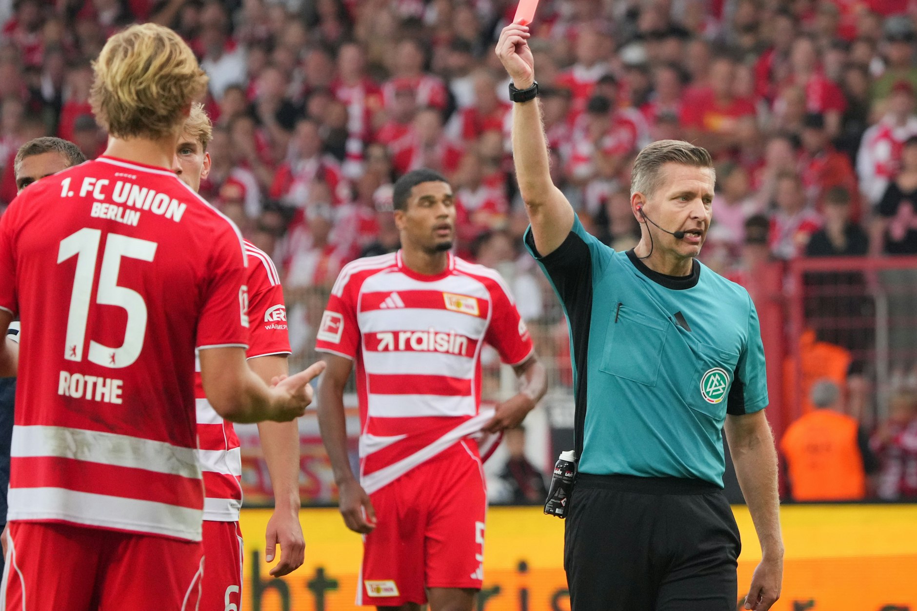 In der 82. Minute: Schiedsrichter Tobias Welz zeigt Tom Rothe (li.) die Rote Karte.