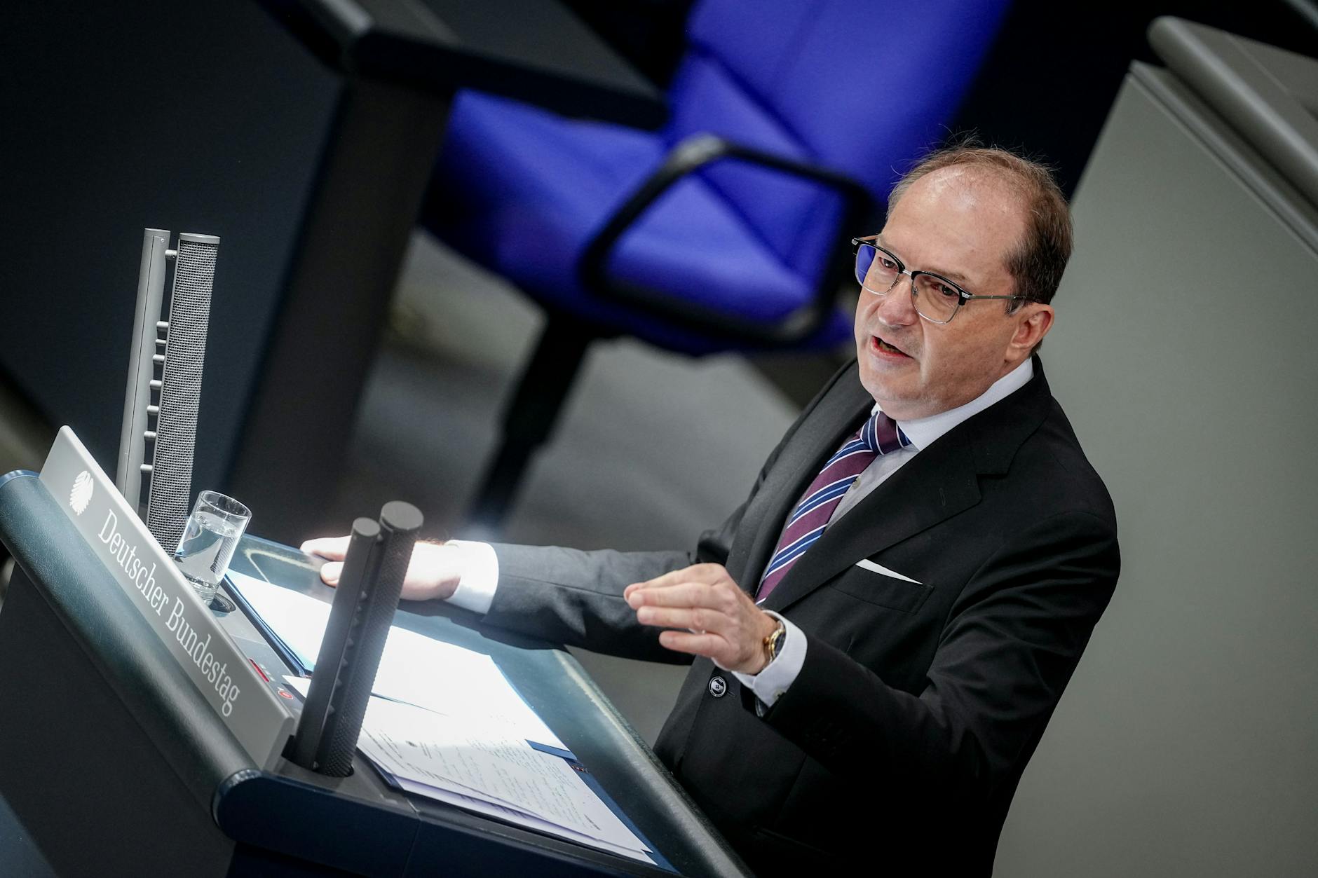 Alexander Dobrindt (CSU), Bundesinnenminister, will Abschiebungen nach Afghanistan häufiger durchführen.