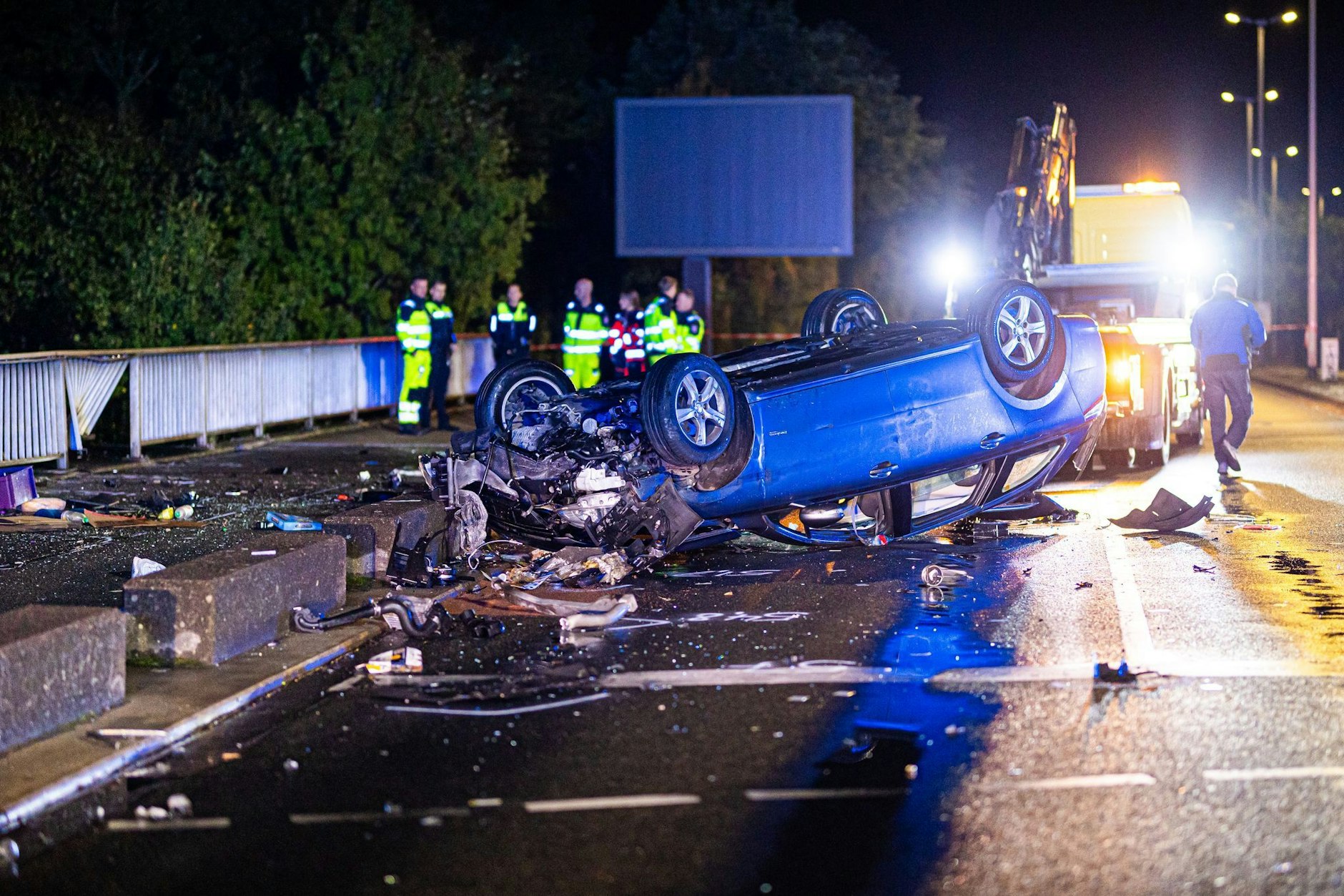 In Hannover hat sich bei einem Unfall ein Auto überschlagen und einen Betonpfeiler auf die unter der Brücke verlaufende Bahnstrecke katapultiert.