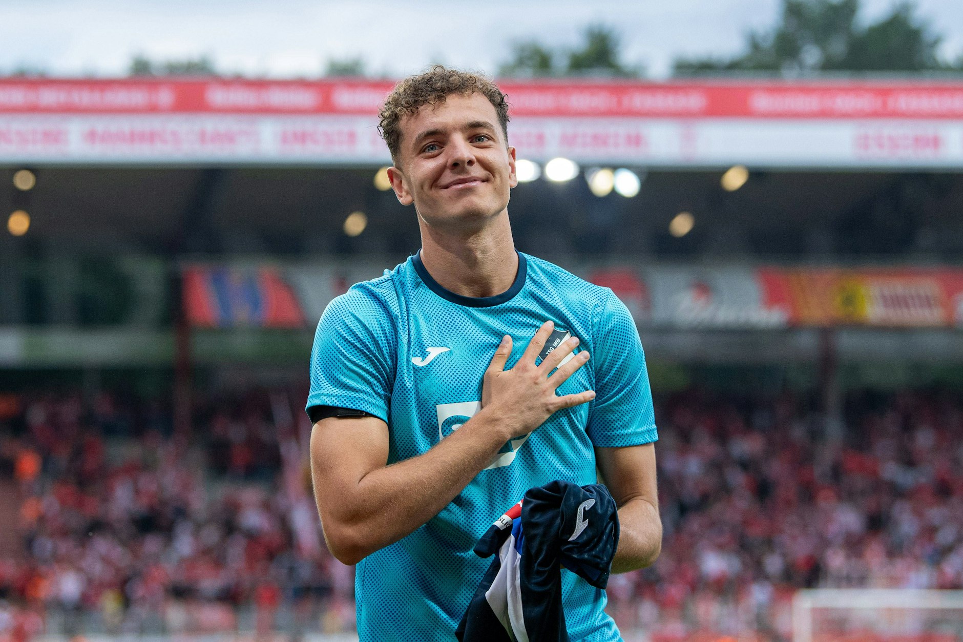 In seiner alten Heimat: Nach dem Spiel lässt sich Fisnik Asllani von den Hoffenheimer Fans bejubeln.