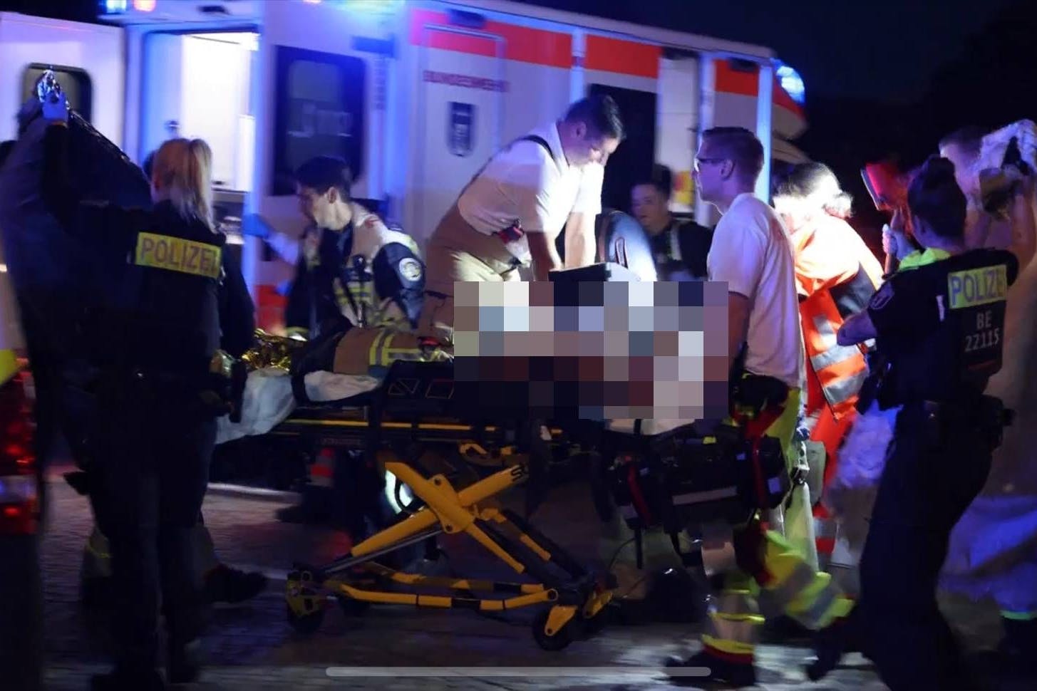 Der am Humboldt-Forum verletzte 20-Jährige musste reanimiert werden, er starb kurz darauf.