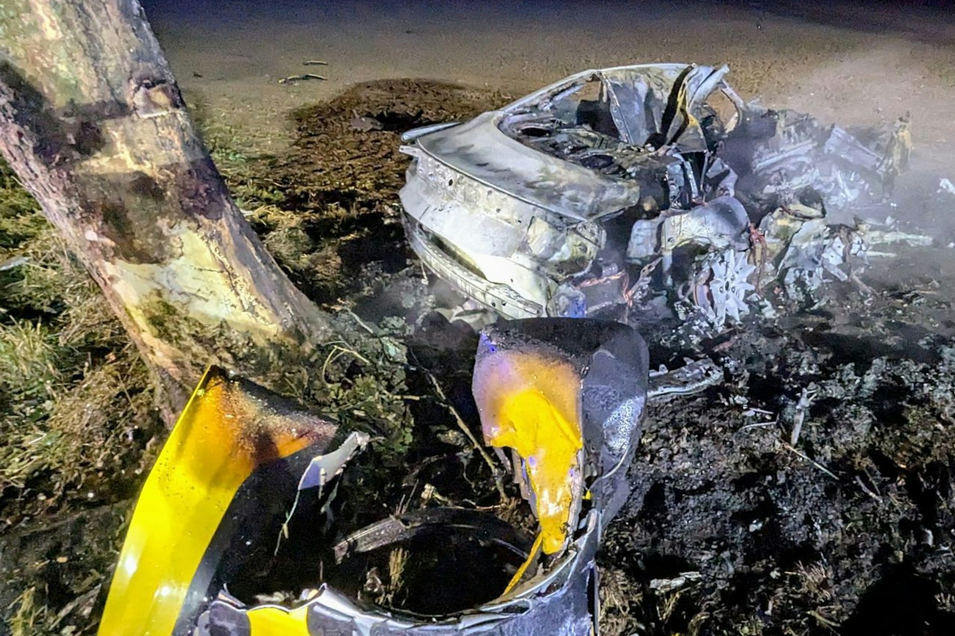 Die ausgebrannten Trümmer des Autos. Bei dem schweren Unfall starben alle drei Insassen.