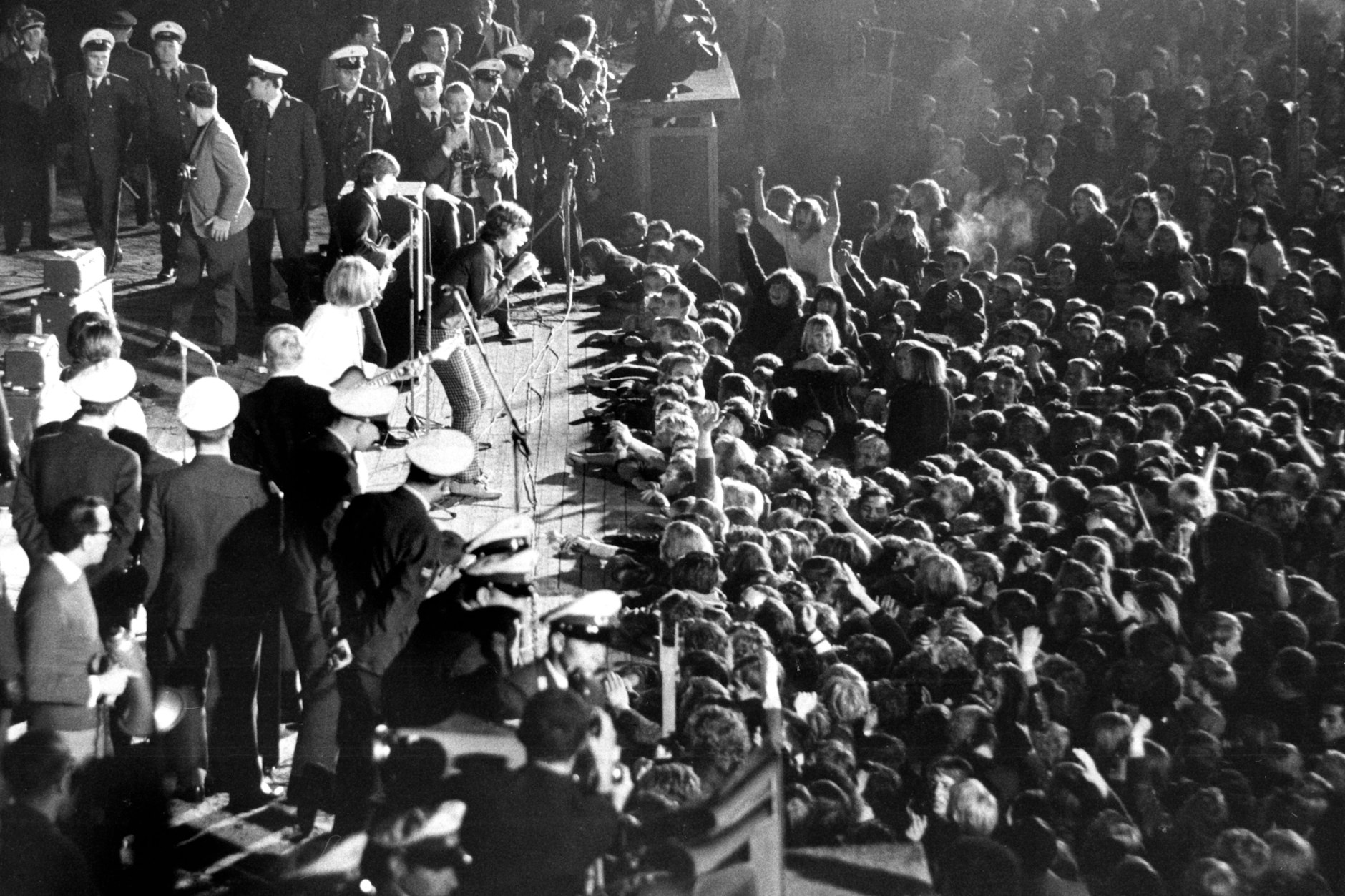 Heute undenkbar: Die Fans der Rolling Stones drängen 15. September 1965 direkt bis an die Bühne, als Mick Jagger & Co. aufdrehen. Es gibt keine Absperrungen, dafür steht die Polizei direkt auf der Bühne.