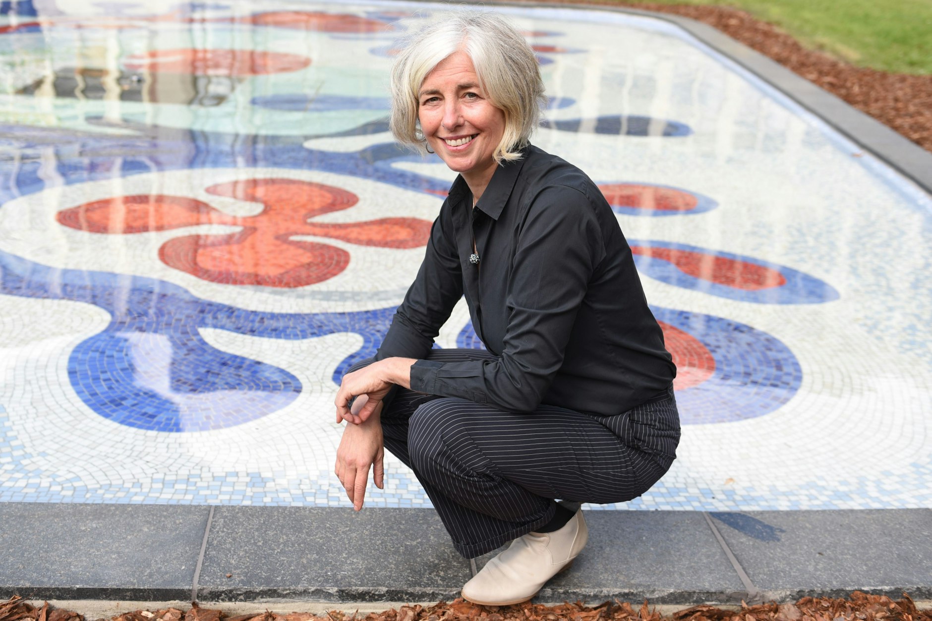 Der Mosaikbrunnen im Garten des ehemaligen Staatsratsgebäudes ist in alter Schönheit wiedererstanden. Die Mosaizistin Svenja Teichert und ihr Team haben ihn originalgetreu rekonstruiert.