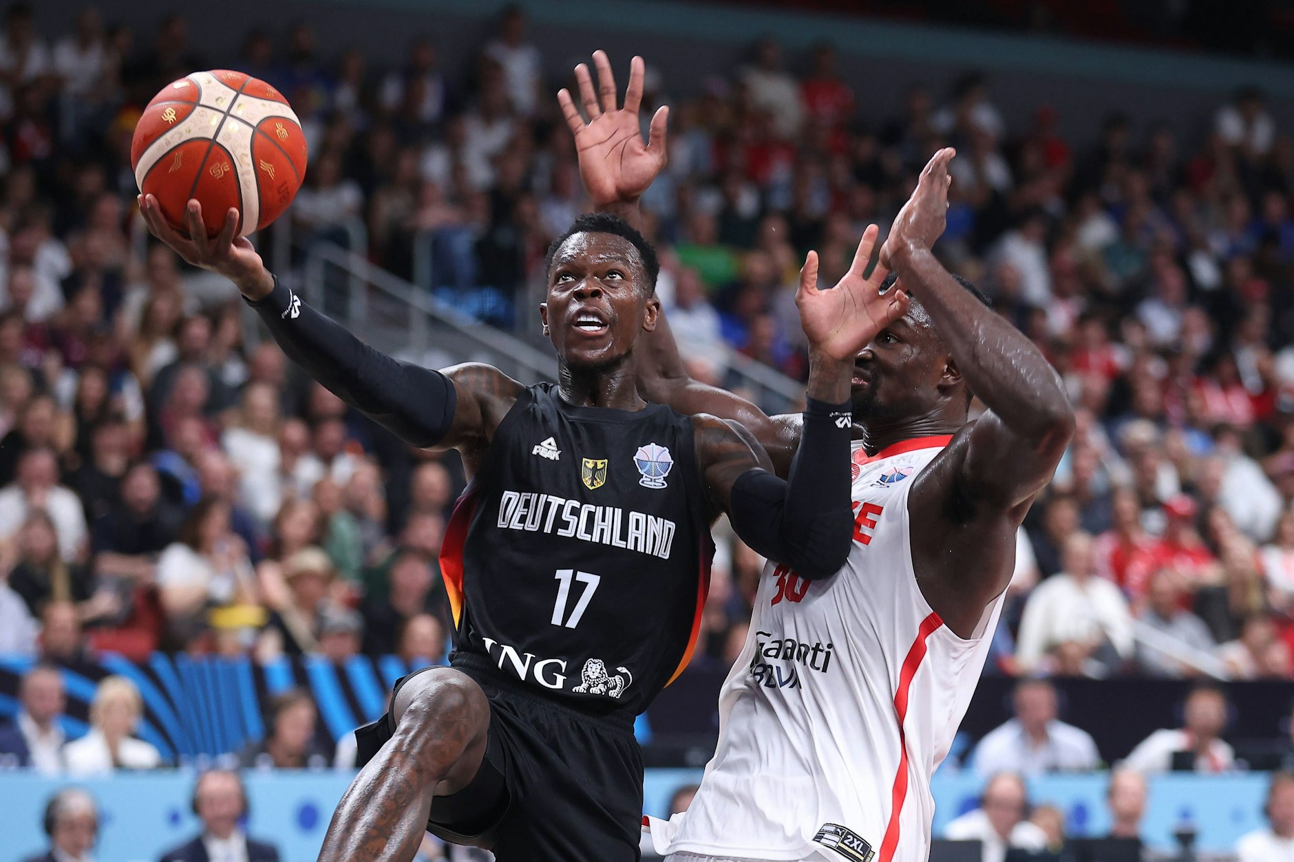 Dennis Schröder (l.) hat die deutschen Basketballer im Finale gegen die Türkei zum Europameistertitel geführt.