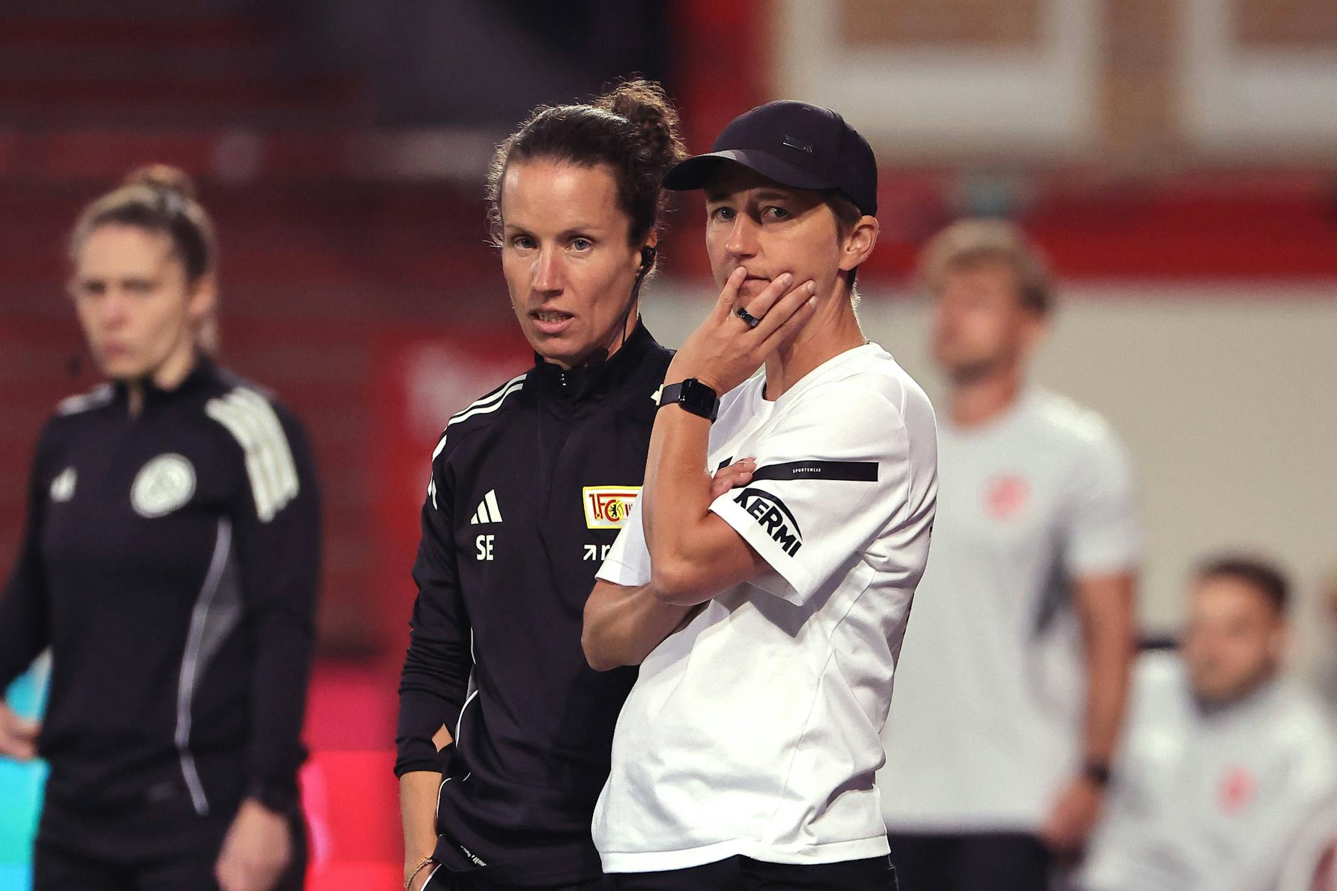 Cheftrainerin Ailien Poese und Co-Trainerin Sabrina Eckhoff (v.r.) wurden mit dem Frauenteam des 1. FC Union Berlin in dieser Woche vor zusätzliche Hürden gestellt.