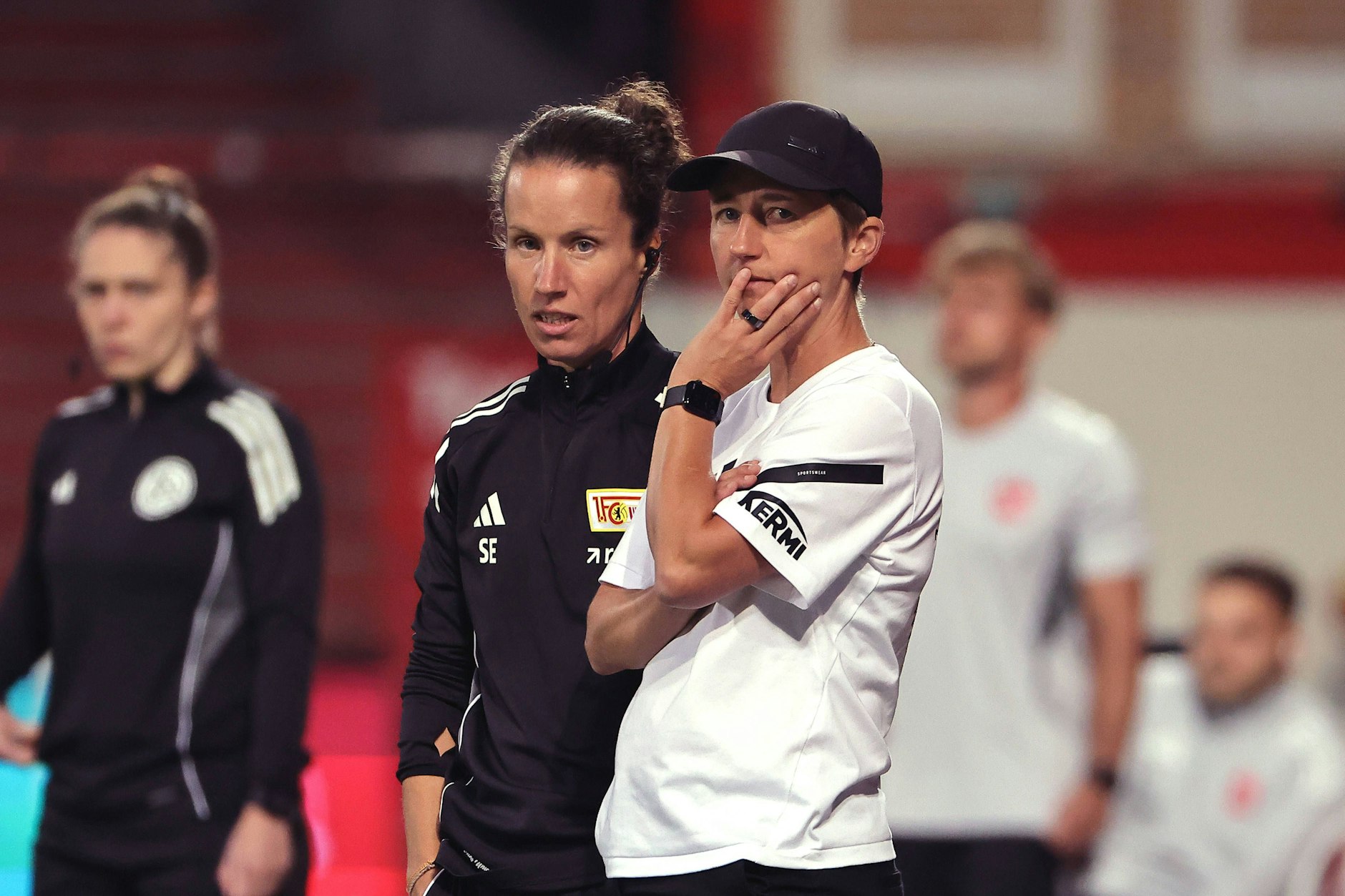 Cheftrainerin Ailien Poese und Co-Trainerin Sabrina Eckhoff (v.r.) wurden mit dem Frauenteam des 1. FC Union Berlin in dieser Woche vor zusätzliche Hürden gestellt.