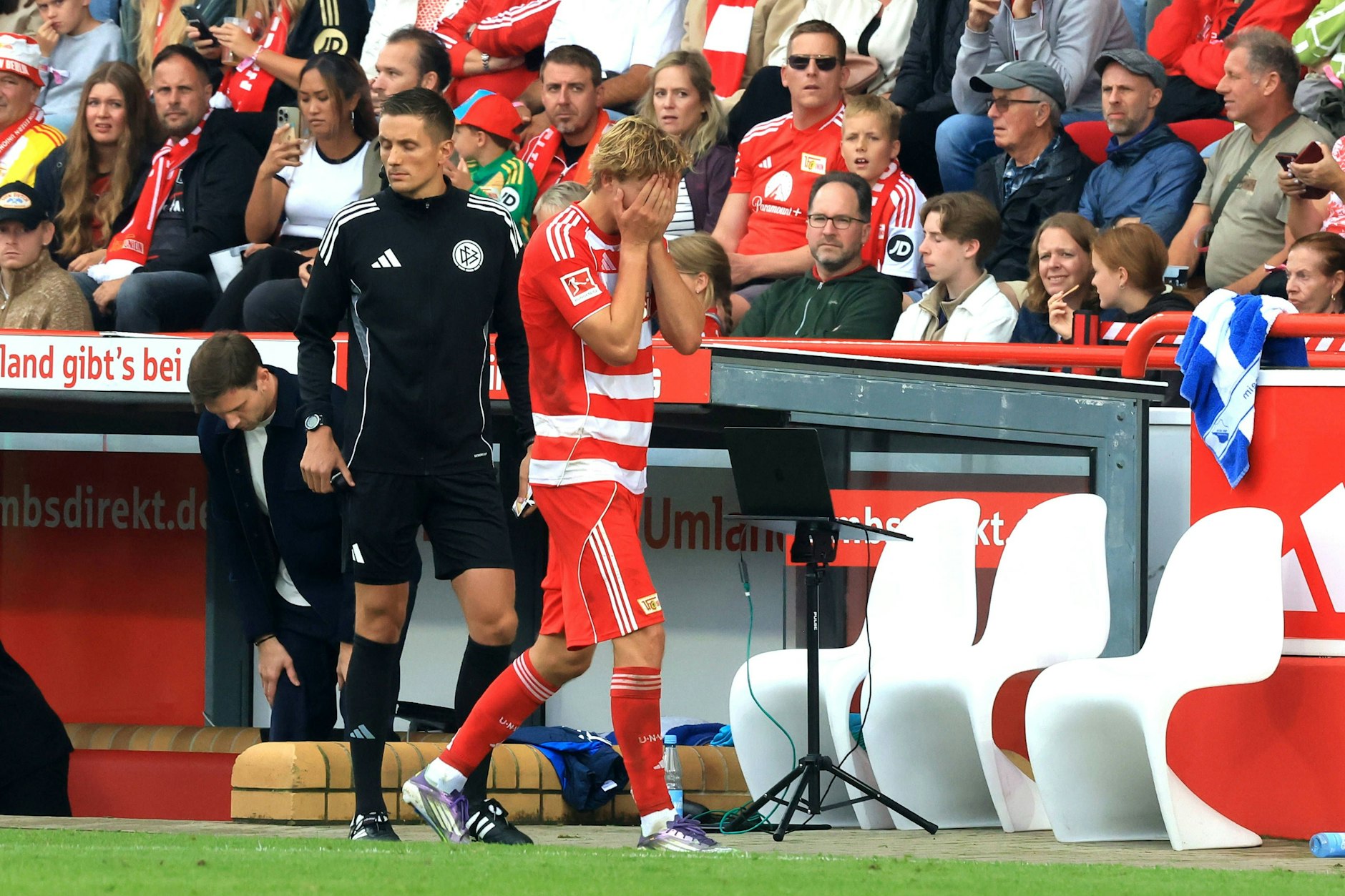 Tom Rothe schlägt nach seiner Roten Karte beim Gang in die Kabine die Hände vors Gesicht.