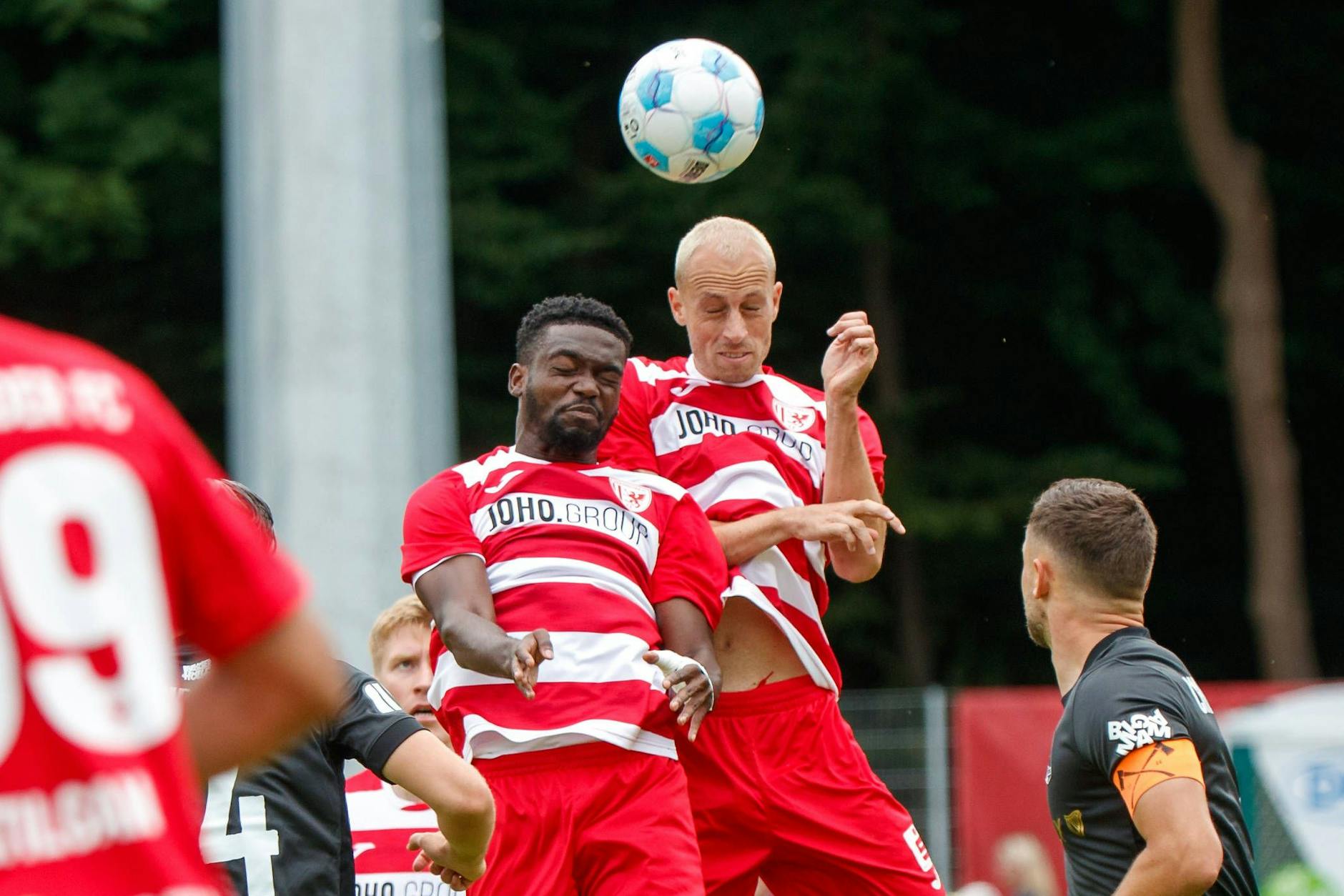 Greifswalder Doppelkopf: Die Ex-Dynamos Mcmoordy Hüther (l.) und Steffen Eder kehren am Dienstag ins Sportforum Hohenschönhausen zurück.