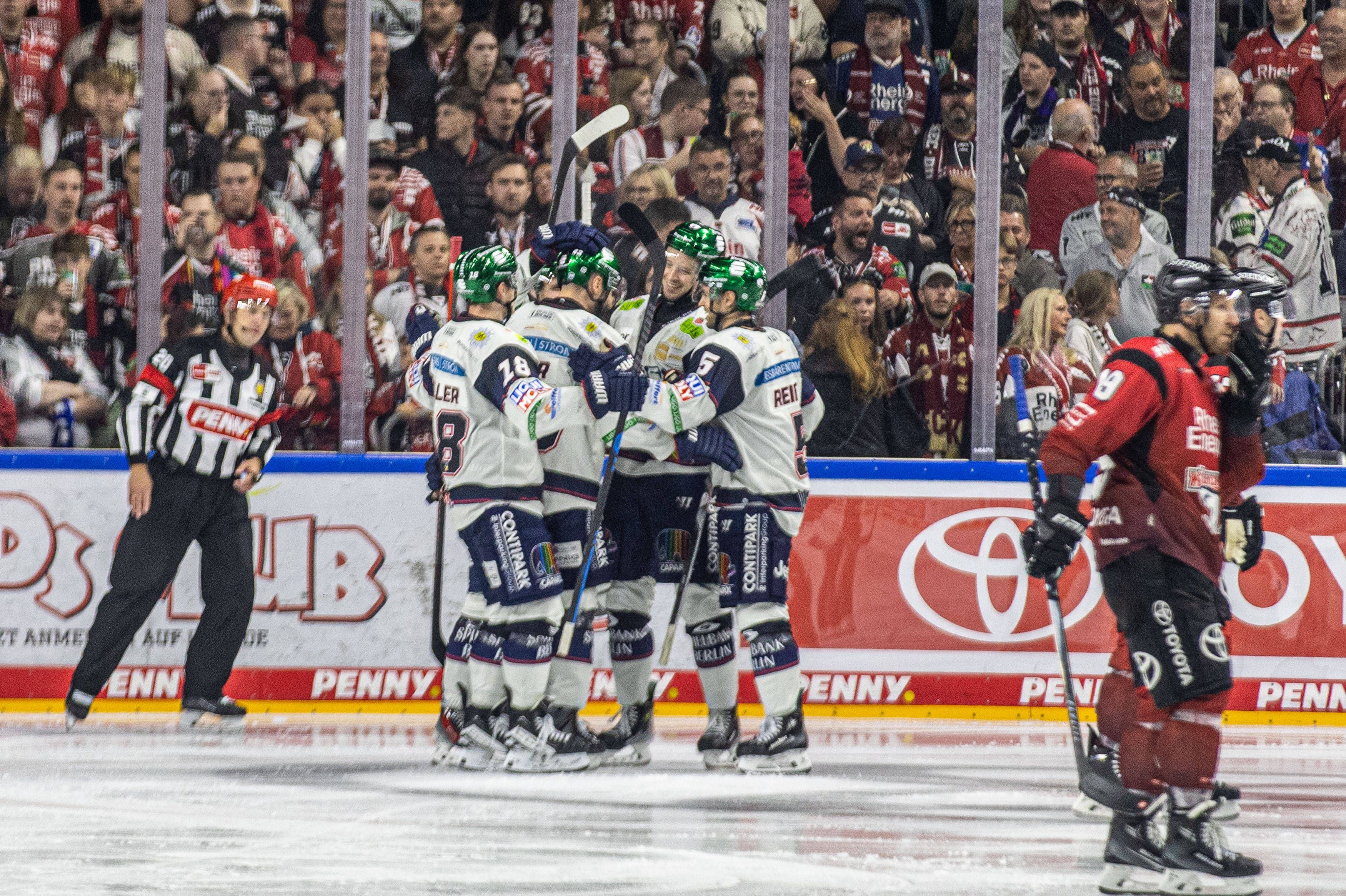 Image - Irre Eisbären-Show in Köln: Haie kriegen wieder sieben Stück