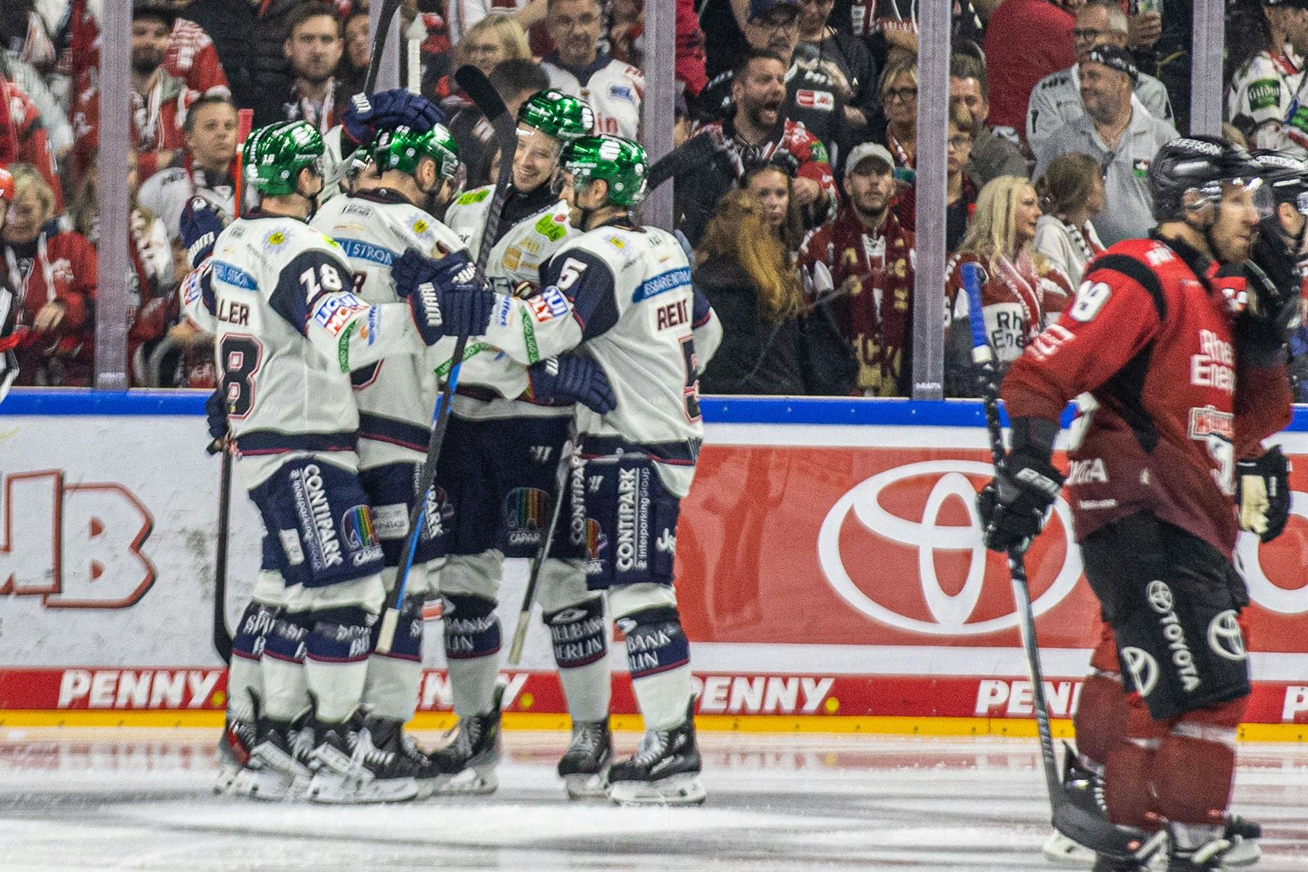 Typisch für die letzten Spiele der Eisbären gegen Köln: Die Berliner feiern Tore, die Haie schieben Frust.
