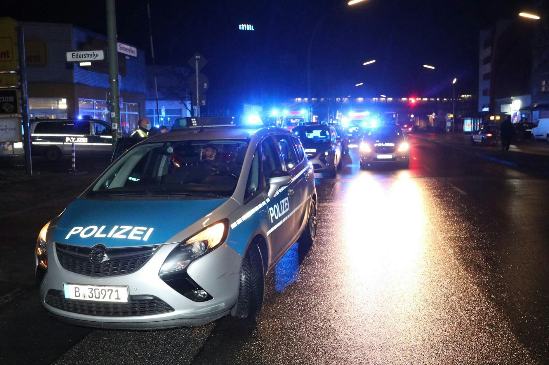 Am Wochenende musste die Polizei mehrmals ausrücken, weil es zu Messerstechereien mit Schwerverletzten kam (Symbolfoto).