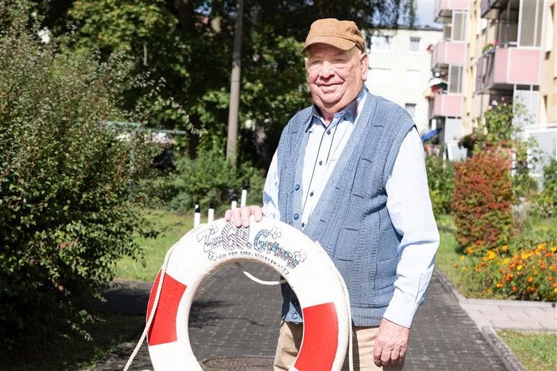 Jürgen Reinhardt (85) war der letzte Bäder-Chef des SEZ, der Rettungsring stammt noch von dort. Kollegen hatten Reinhardt diesen zum 60. Geburtstag geschenkt.