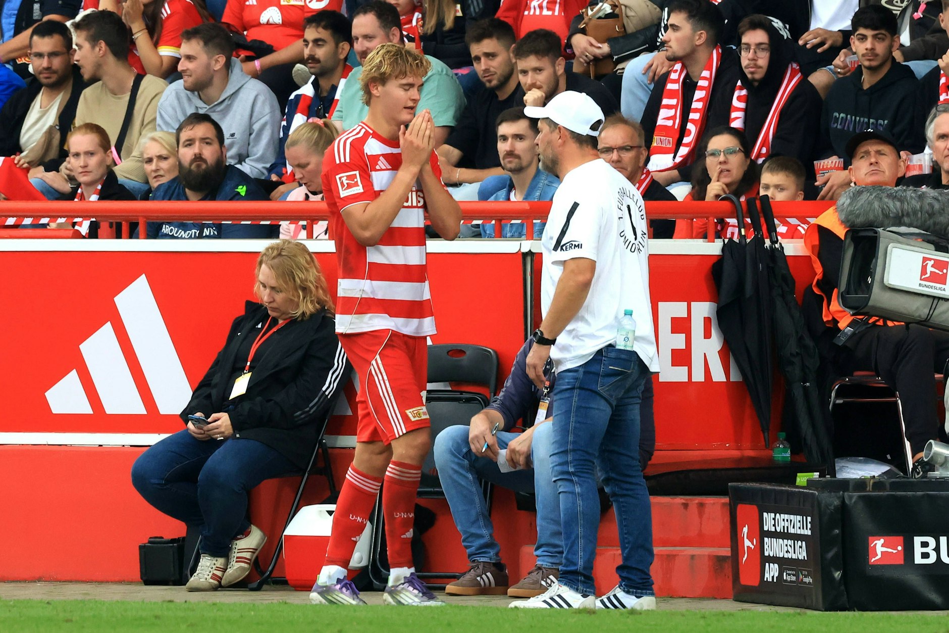 Tom Rothe muss nach seiner Roten Karte an Trainer Steffen Baumgart vorbei.