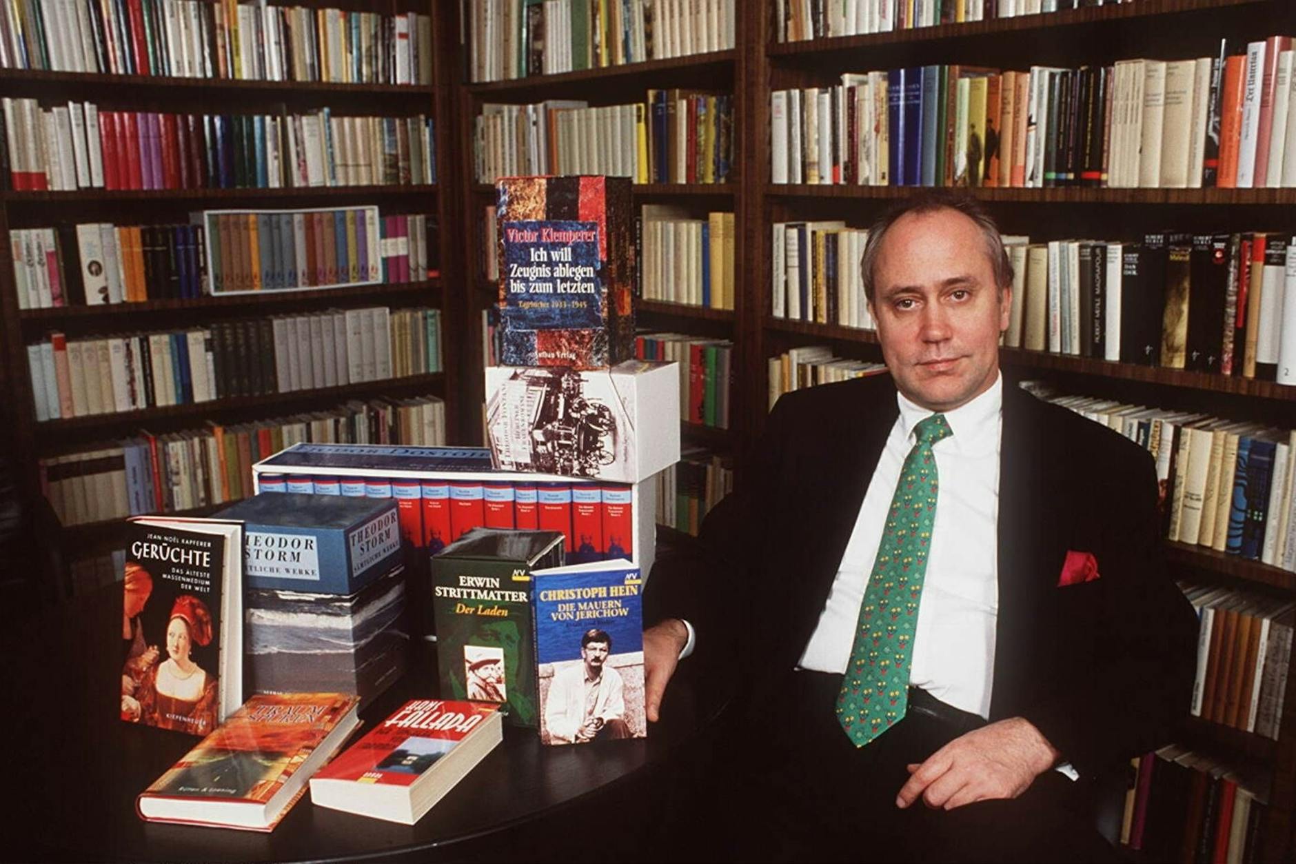 Der Immobilienunternehmer Bernd F. Lunkewitz kaufte den Aufbau-Verlag 1991 von der Treuhand, die ihn nach seinen Recherchen gar nicht hätte verkaufen dürfen. Bis 2008 blieb er dem Verlag treu.